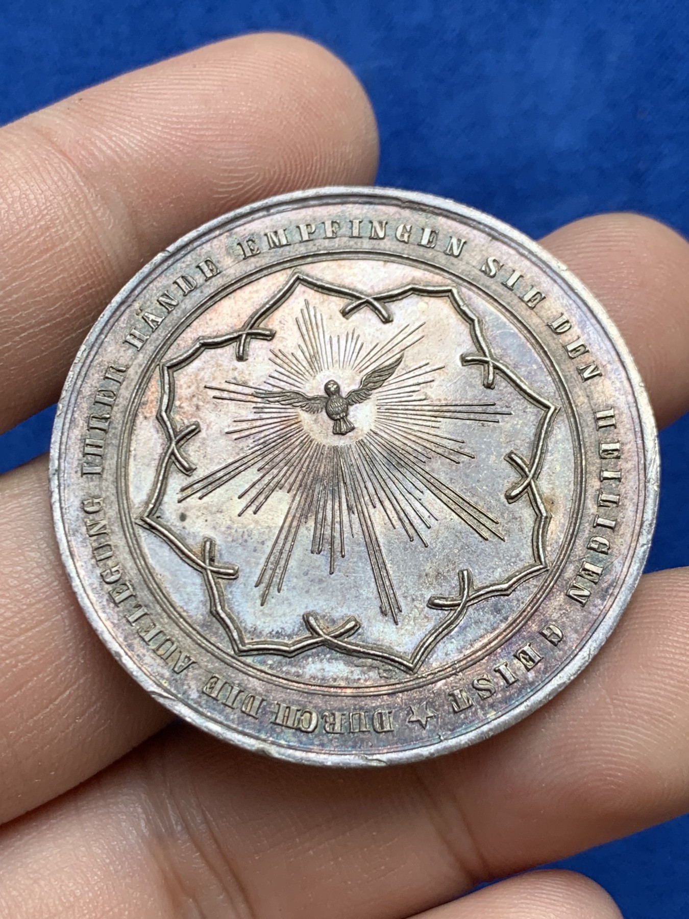 欢迎参加《竞宝斋》为国而庆 老张自藏专场 ，定制纪念章相赠 梵蒂冈 教皇银章 细节丰富 人物状态自然 包浆也漂亮 19克 40.2mm