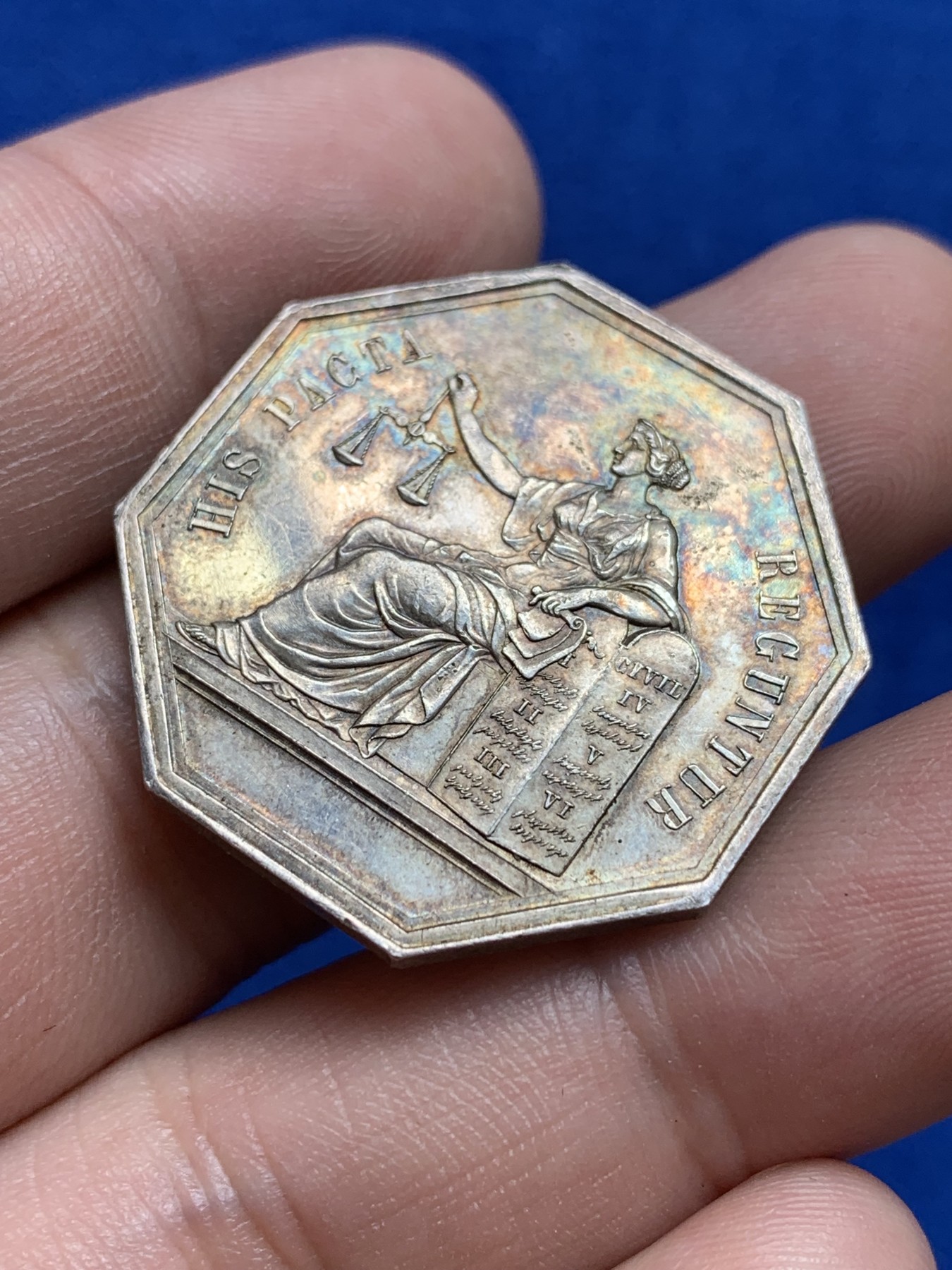 欢迎参加《竞宝斋》为国而庆 老张自藏专场 ，定制纪念章相赠 法国公证人银质八角代币 丰饶角边铭银标 30.2mm 12.5克 底板光亮 带包浆