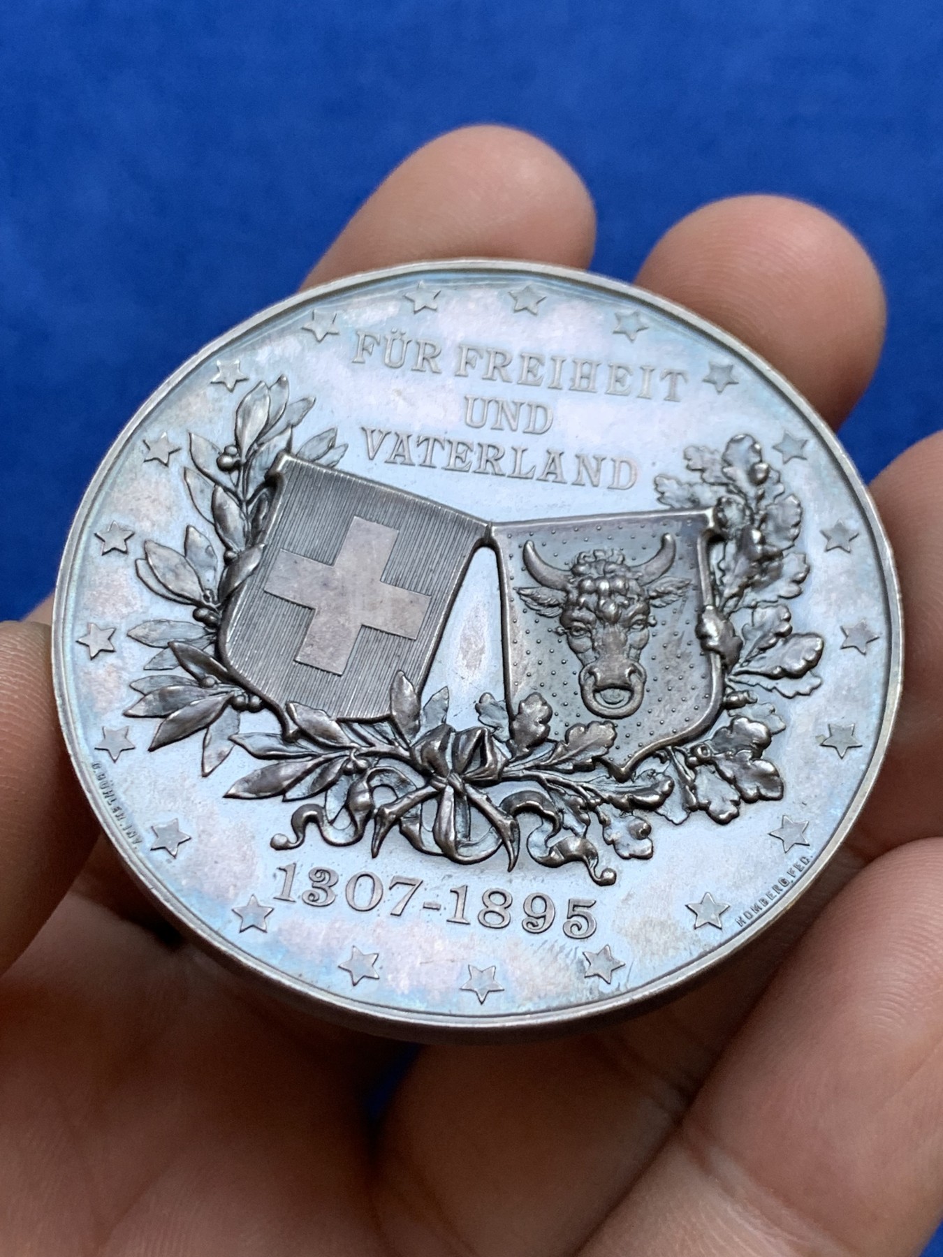 欢迎参加《竞宝斋》为国而庆 老张自藏专场 ，定制纪念章相赠 瑞士 1895年 威廉·泰尔 父子大银章 51.7克 50mm 高等级状态 大尺寸的unc缺陷的1600多，这枚状态极好 来价也高