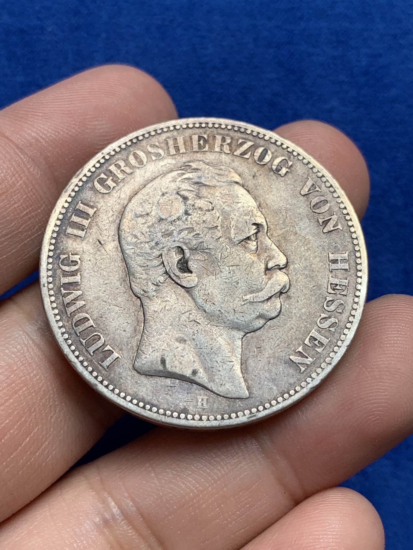 欢迎参加《竞宝斋》为国而庆 老张自藏专场 ，定制纪念章相赠 德国 1876年 黑森 5马克银币 书价极高 只有29w的流通量 不要错过