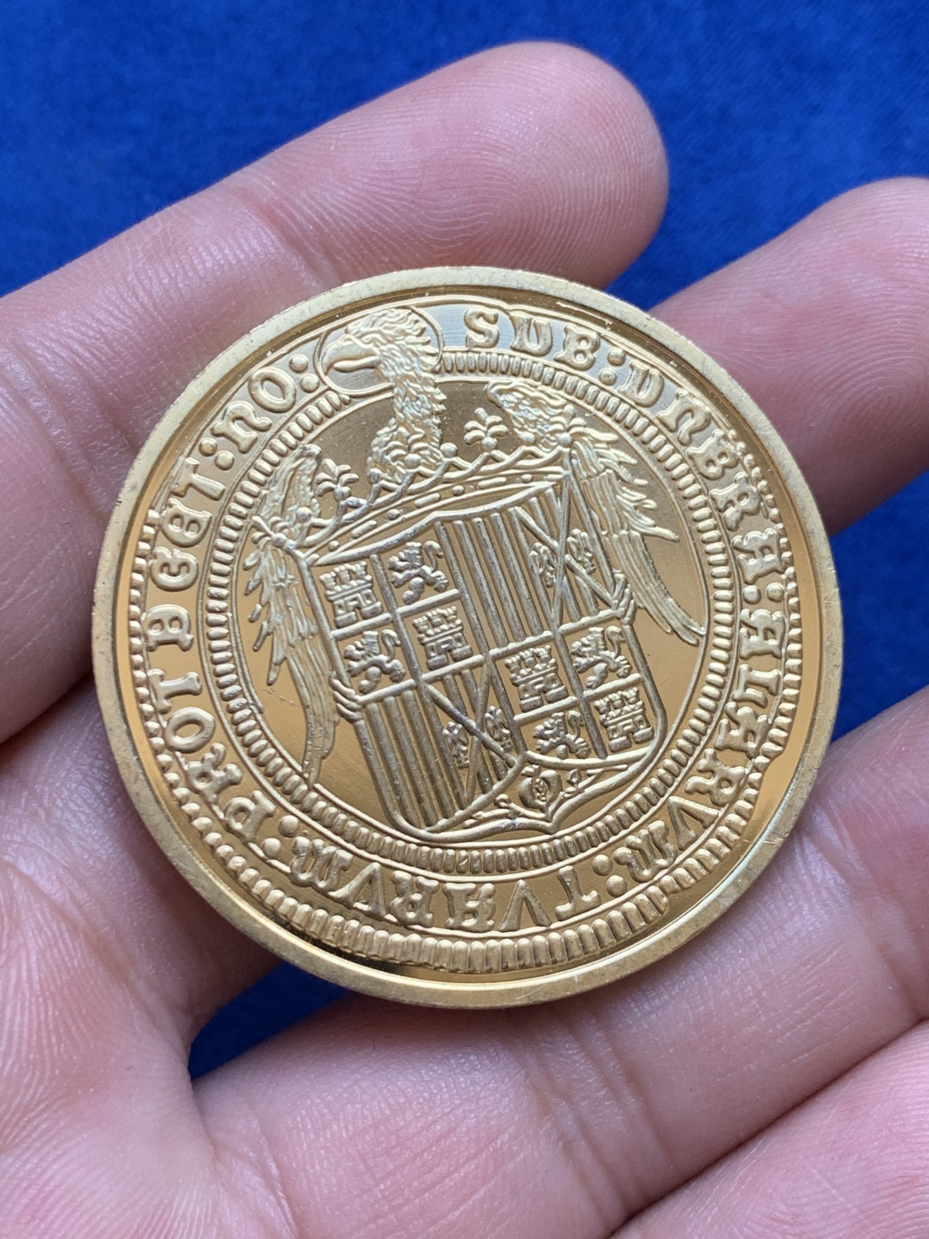 欢迎参加《竞宝斋》为国而庆 老张自藏专场 ，定制纪念章相赠 西班牙现代复刻镀金银章 双皇头像清晰逼真 镀金层完好 41.9mm 33.7克