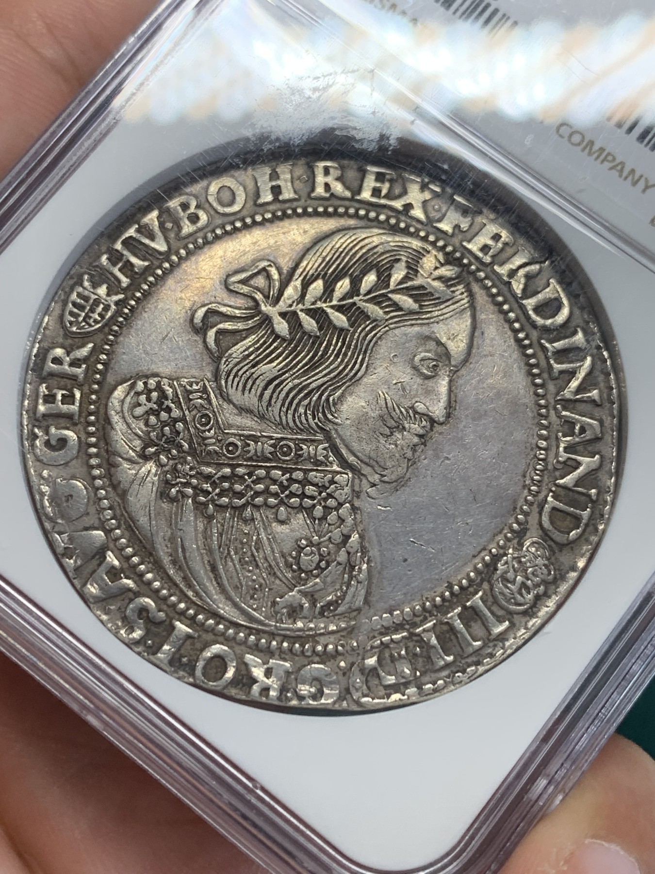 欢迎参加《竞宝斋》为国而庆 老张自藏专场 ，定制纪念章相赠 NGC AUD 匈牙利 1658年 费迪南德三世 泰勒 大银币 这款被仿制的太多了，原铸可以说是少之又少 正反全深打 可藏