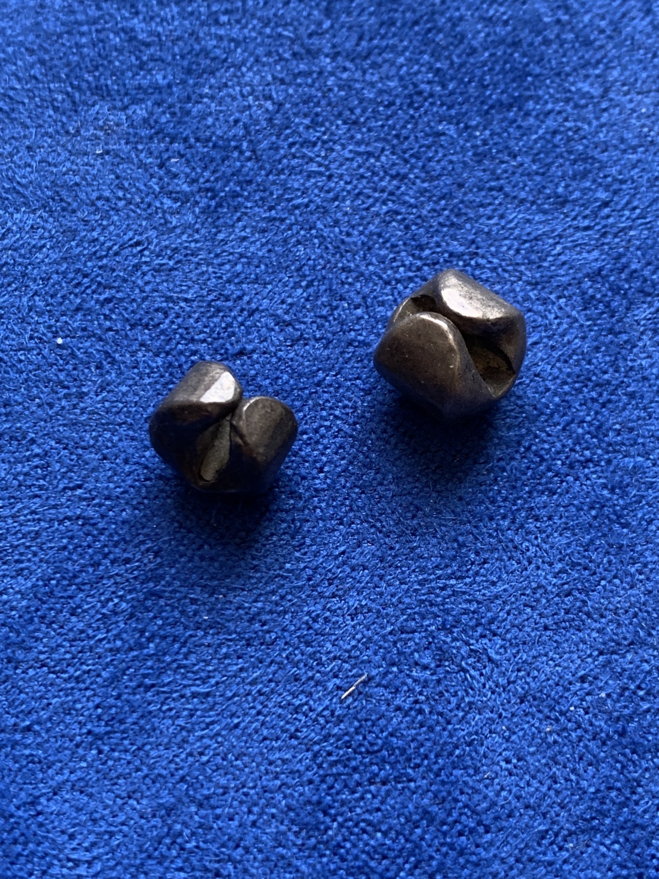 欢迎参加《竞宝斋》为国而庆 老张自藏专场 ，定制纪念章相赠 2枚一组 泰国暹罗时期屁股银 单枚重量1.7克 少见品种