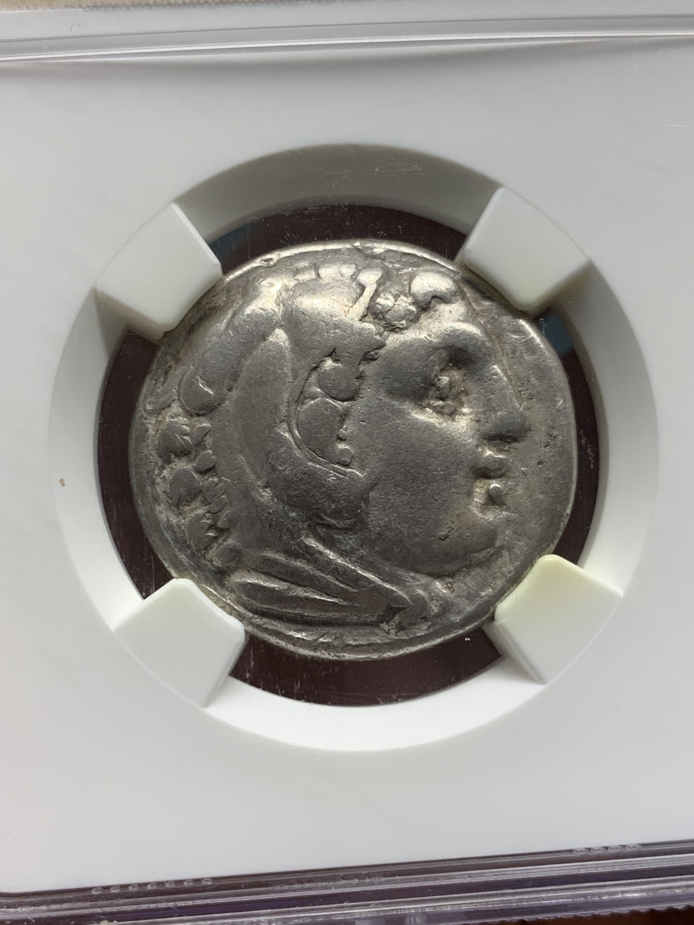 欢迎参加《竞宝斋》为国而庆 老张自藏专场 ，定制纪念章相赠 NGC CHF古希腊 公元336-323年 亚历山大大帝 4德 大银币 17克左右的大规格 眼神深邃 不错的版本