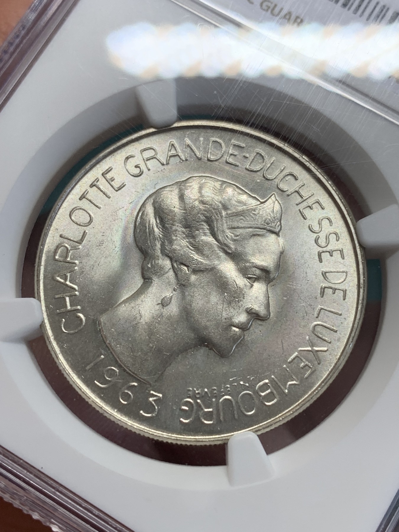 欢迎参加《竞宝斋》为国而庆 老张自藏专场 ，定制纪念章相赠 NGC MS63 卢森堡1963年七任大公 夏洛特夫人 100法郎银币  转光 细节 超过分数不少