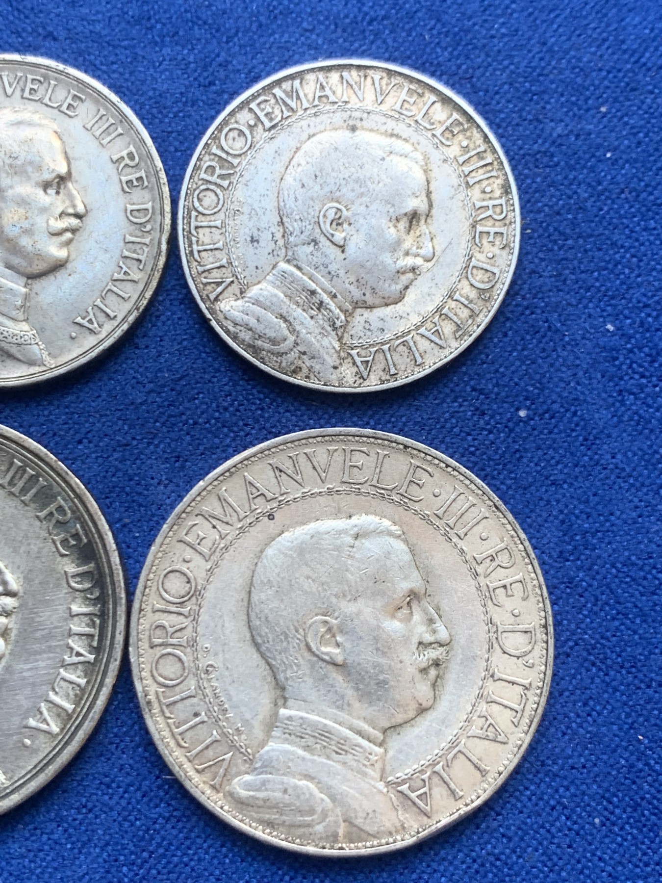 欢迎参加《竞宝斋》为国而庆 老张自藏专场 ，定制纪念章相赠 意大利 马车银币 4枚一组 两枚圈版 两枚无圈版