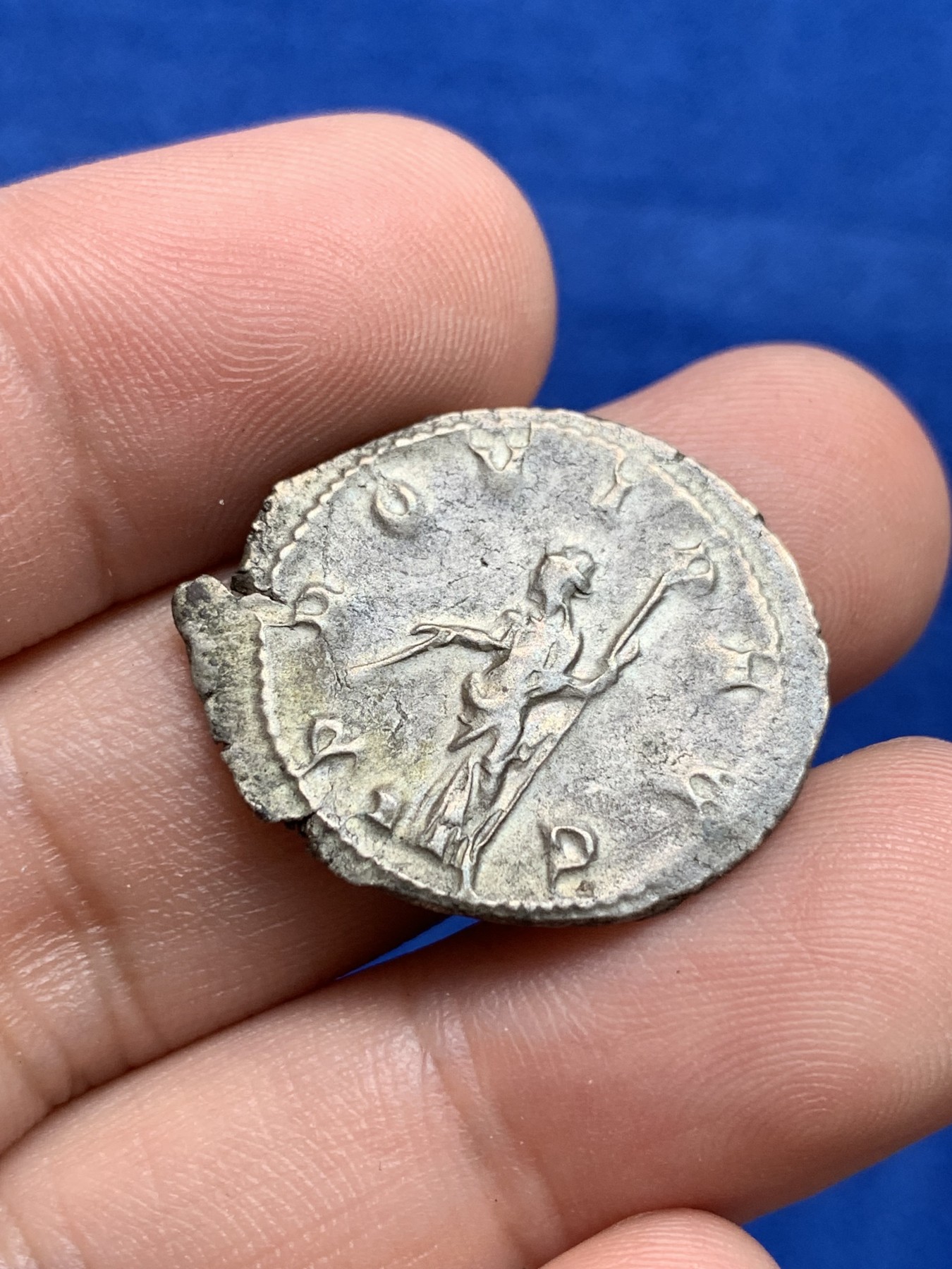 欢迎参加《竞宝斋》为国而庆 老张自藏专场 ，定制纪念章相赠 古罗马银币 4.4克 26*22.5mm 打制居中 细节好 原味的包浆 重量也很重 难得