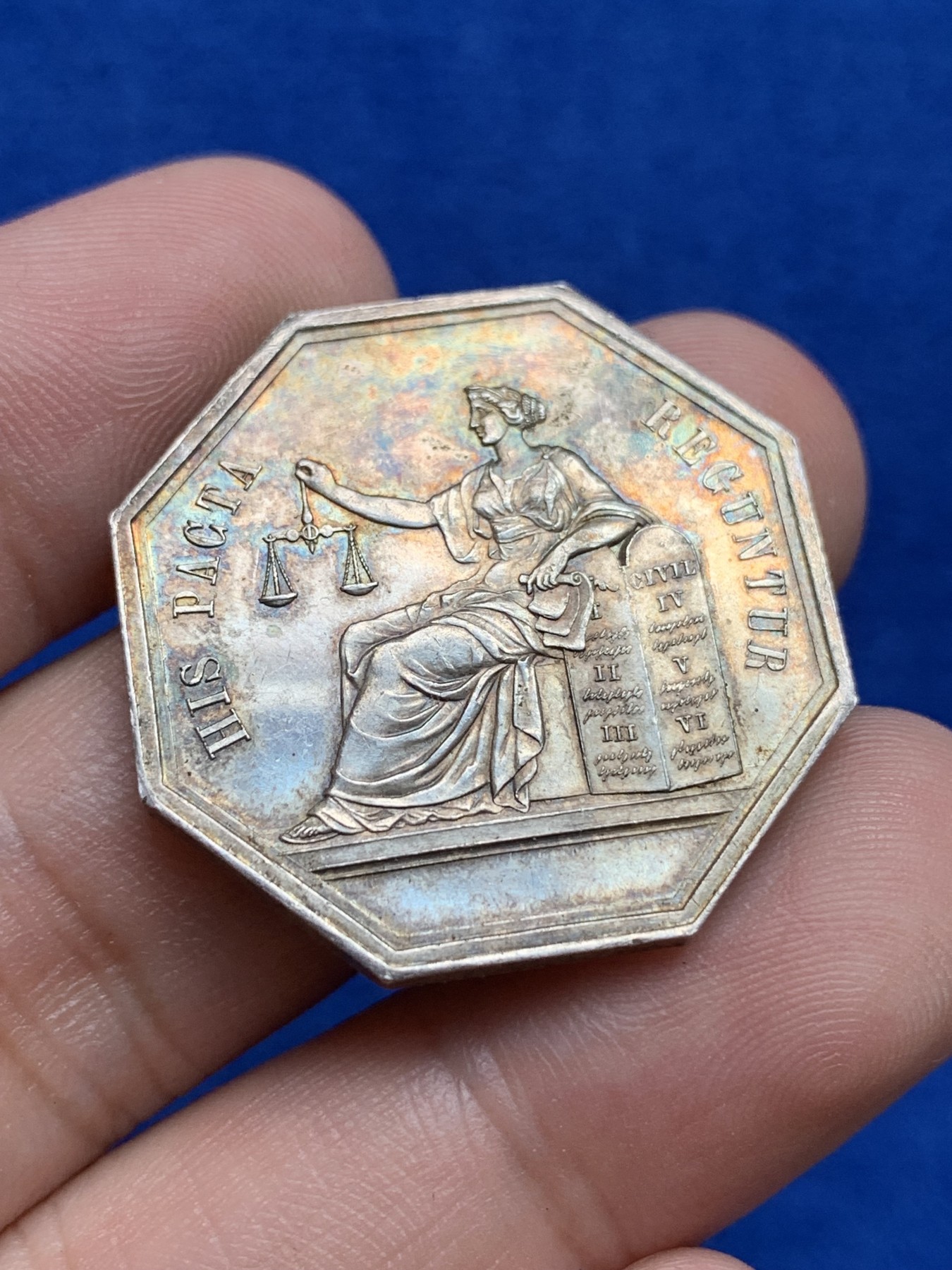 欢迎参加《竞宝斋》为国而庆 老张自藏专场 ，定制纪念章相赠 法国公证人银质八角代币 丰饶角边铭银标 30.2mm 12.5克 底板光亮 带包浆