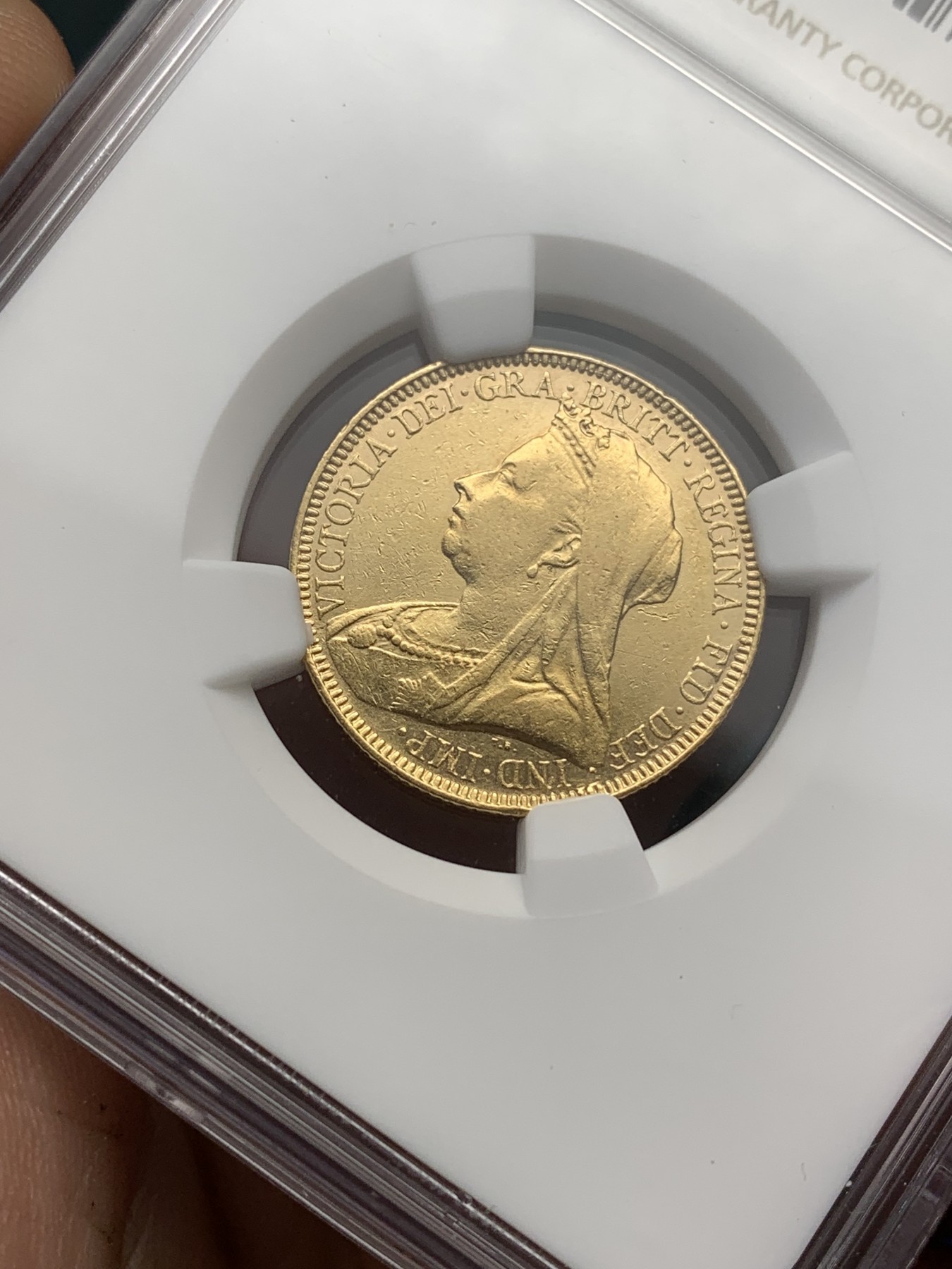 欢迎参加《竞宝斋》为国而庆 老张自藏专场 ，定制纪念章相赠 NGC AU 英国 1893年 维多利亚 披纱版 1索维林金币 8克马剑金币