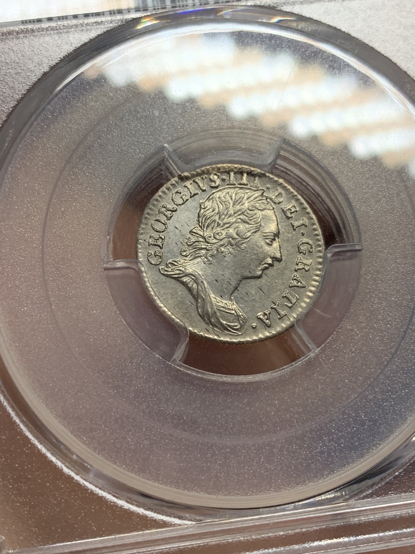 欢迎参加《竞宝斋》为国而庆 老张自藏专场 ，定制纪念章相赠 PCGS AU55 英国 1763年 乔治三世 3便士银币 独立年份 细节极好 完全超越55分的状态