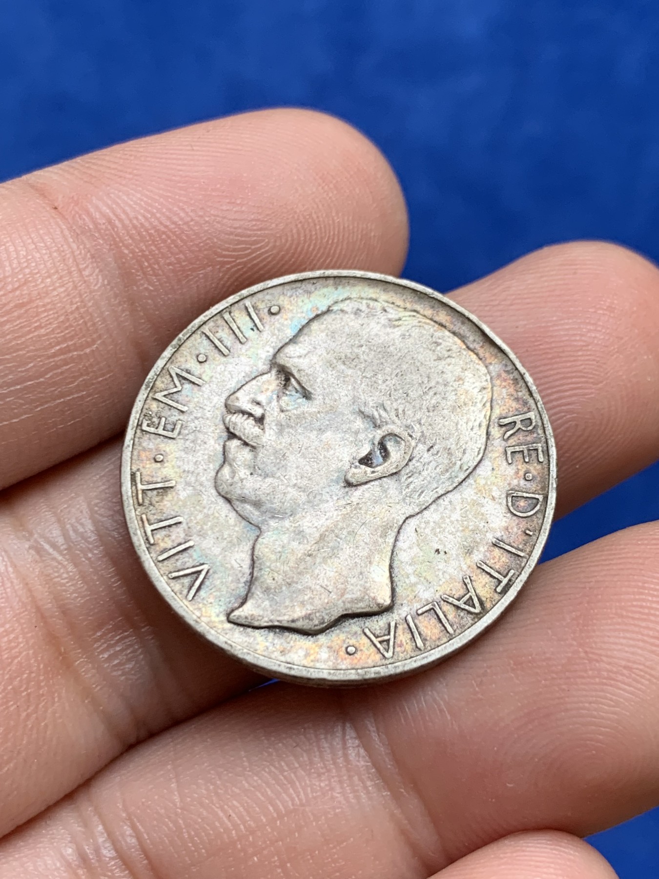 欢迎参加《竞宝斋》为国而庆 老张自藏专场 ，定制纪念章相赠 意大利1927年马车10里拉银币 五彩包浆 非常漂亮