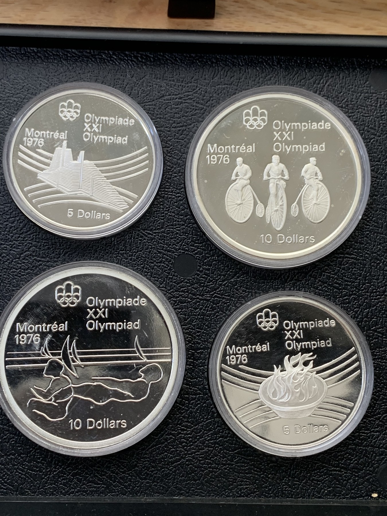 欢迎参加《竞宝斋》为国而庆 老张自藏专场 ，定制纪念章相赠 加拿大 1976年 蒙特利尔奥运会 精制版28枚大全套带原盒证书 24.3克14枚，48.6克14枚1.02公斤 带抽屉木盒 所见唯一