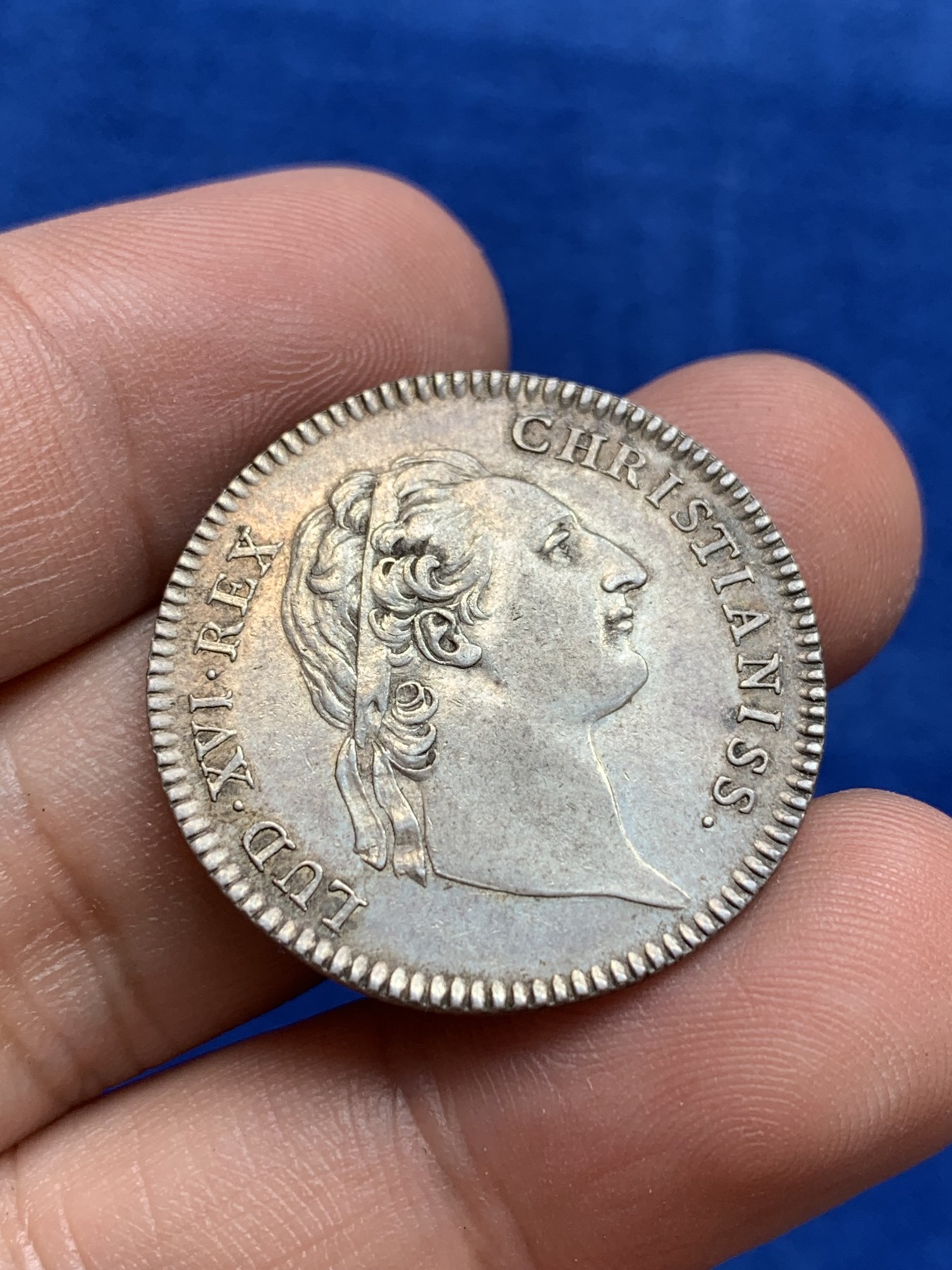 欢迎参加《竞宝斋》为国而庆 老张自藏专场 ，定制纪念章相赠 法国1774年路易十六银质代币 28.5mm 6.5克 年轻版头像