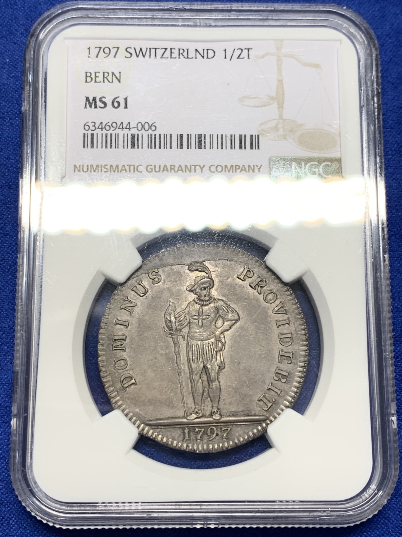 欢迎参加《竞宝斋》为国而庆 老张自藏专场 ，定制纪念章相赠 NGC MS61 瑞士 1797 伯尔尼 雇佣军 1/2泰勒银币 深灰包浆 人物细致 瑞士早期代表造型 小熊绒毛可见