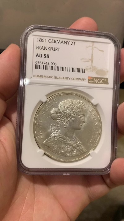 欢迎参加《竞宝斋》为国而庆 老张自藏专场 ，定制纪念章相赠 NGC AU58 德国 法兰克福 1861年  少女 2泰勒银币 转光 干净的底板 状态好 实物好于分数不少 性价比高