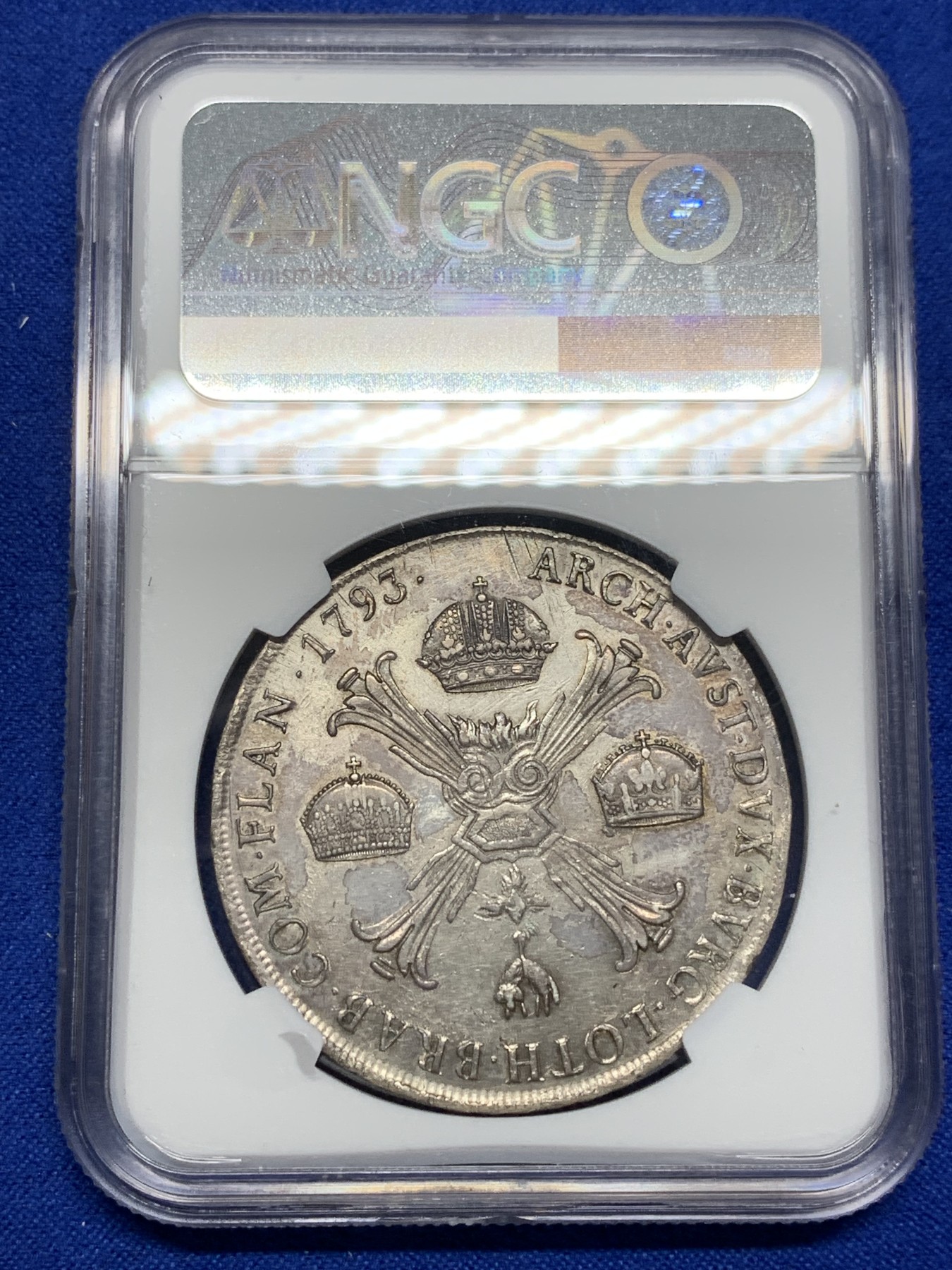 欢迎参加《竞宝斋》为国而庆 老张自藏专场 ，定制纪念章相赠 NGC XF 神圣罗马帝国 1793 弗朗茨二世 1泰勒 大银币 双面深打 人像几乎磨损 背面极少减重痕 这样的XF 真是无语了，米兰厂造 不是属于意大利，标签错误