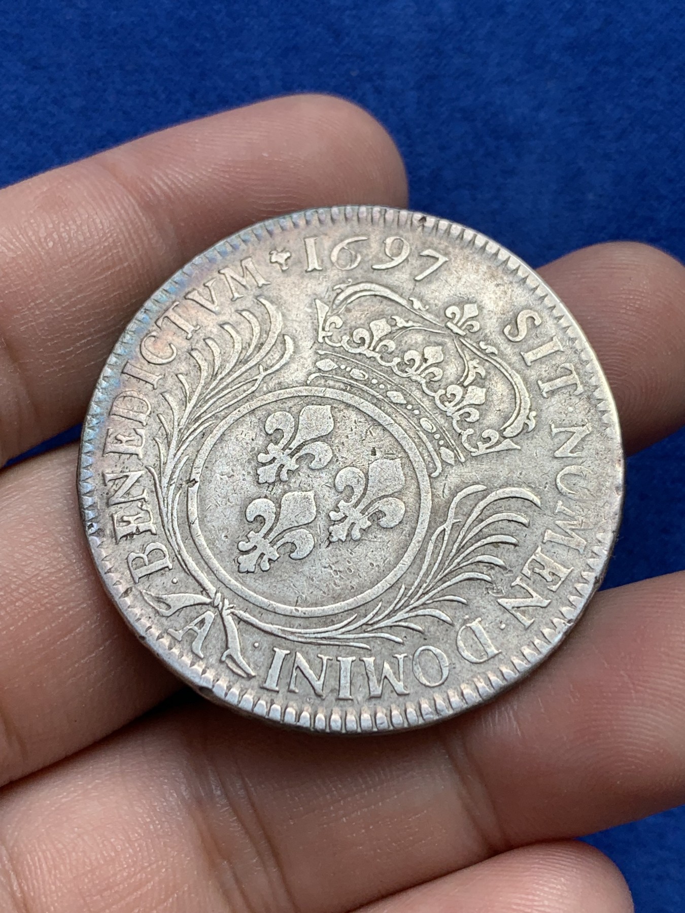 欢迎参加《竞宝斋》为国而庆 老张自藏专场 ，定制纪念章相赠 法国 1697年 路易十四太阳王 1埃居大银币 发质清晰 原味包浆非常难得