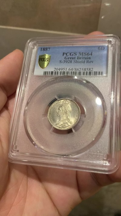 欢迎参加《竞宝斋》为国而庆 老张自藏专场 ，定制纪念章相赠 PCGS MS64 英国1887年维多利亚高冠版 6便士银币 早期严评 丝绸底板