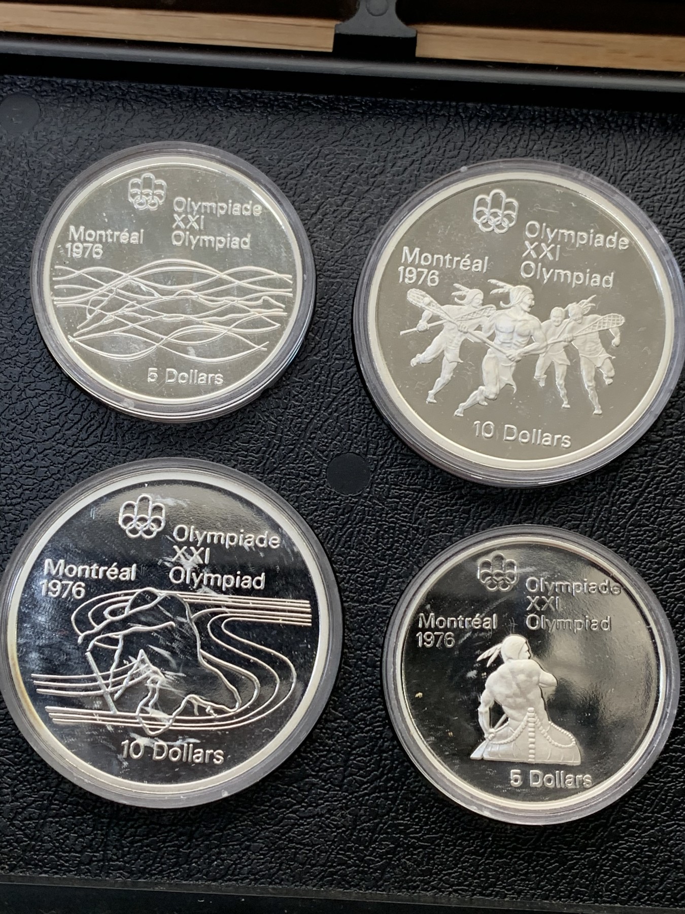 欢迎参加《竞宝斋》为国而庆 老张自藏专场 ，定制纪念章相赠 加拿大 1976年 蒙特利尔奥运会 精制版28枚大全套带原盒证书 24.3克14枚，48.6克14枚1.02公斤 带抽屉木盒 所见唯一