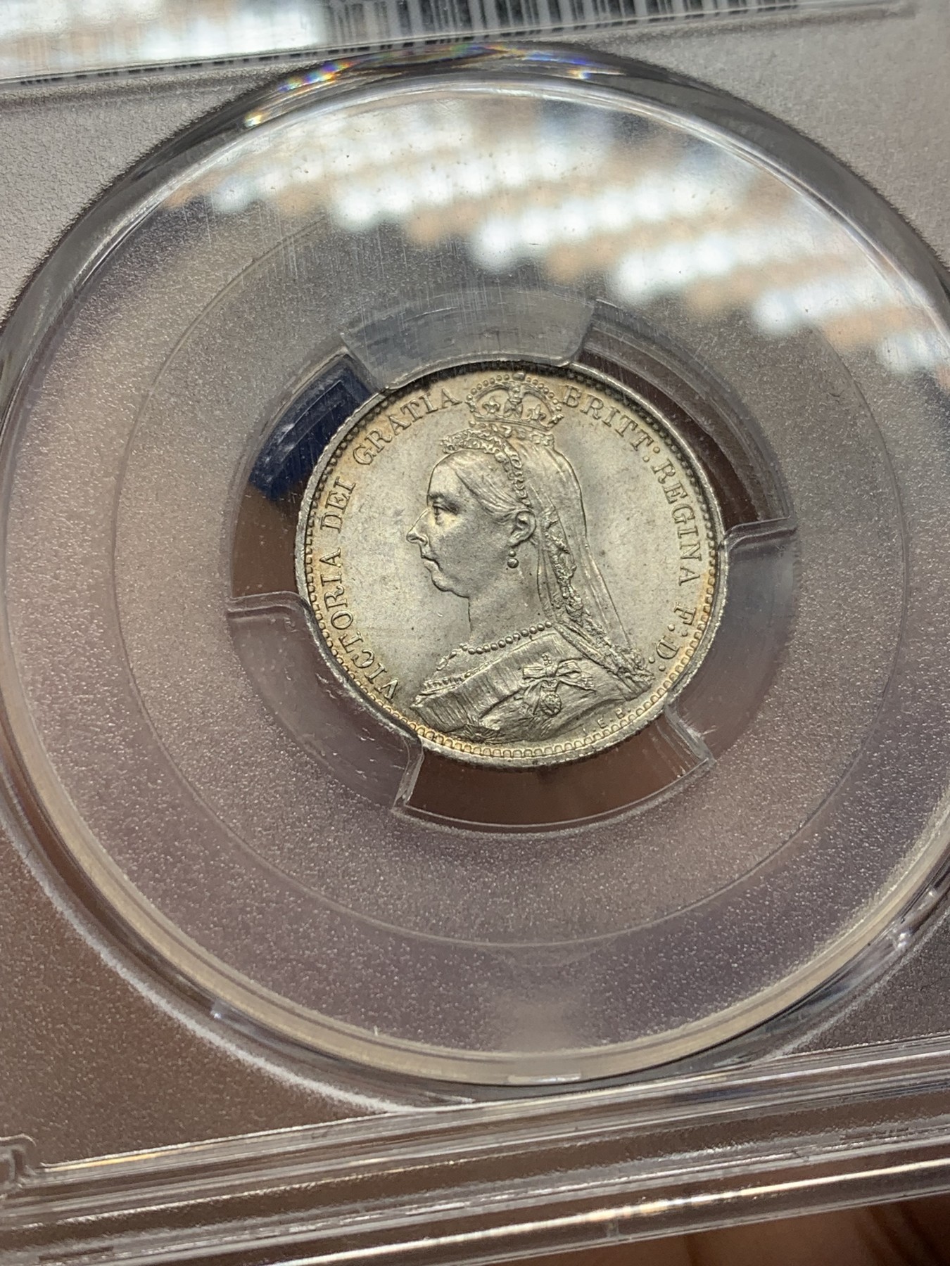 欢迎参加《竞宝斋》为国而庆 老张自藏专场 ，定制纪念章相赠 PCGS MS64 英国1887年维多利亚高冠版 6便士银币 SIX面值版 和上一枚刚好是一对
