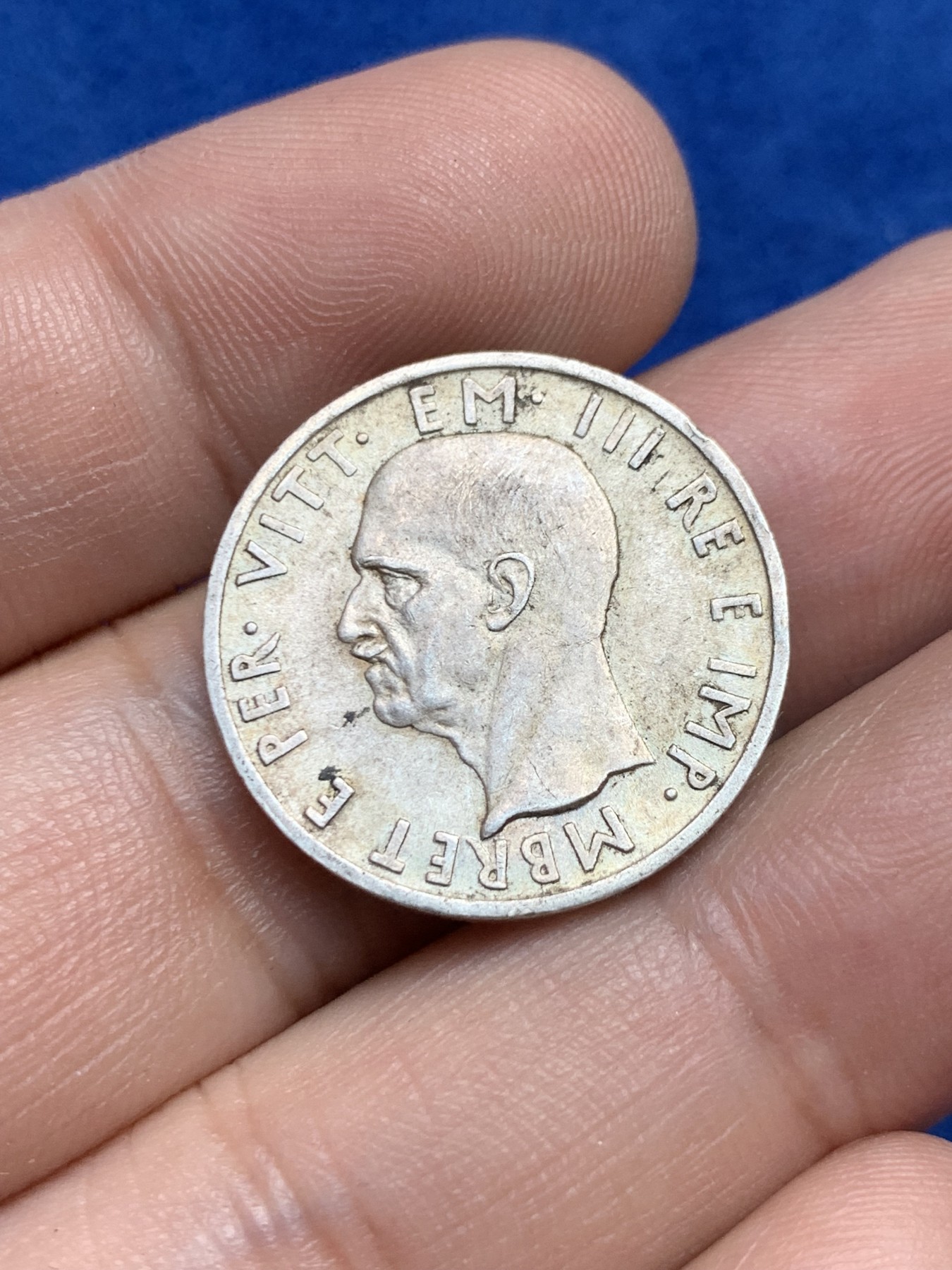 欢迎参加《竞宝斋》为国而庆 老张自藏专场 ，定制纪念章相赠 意占阿尔巴尼亚1939年5列克银币，带光好品。少见品种