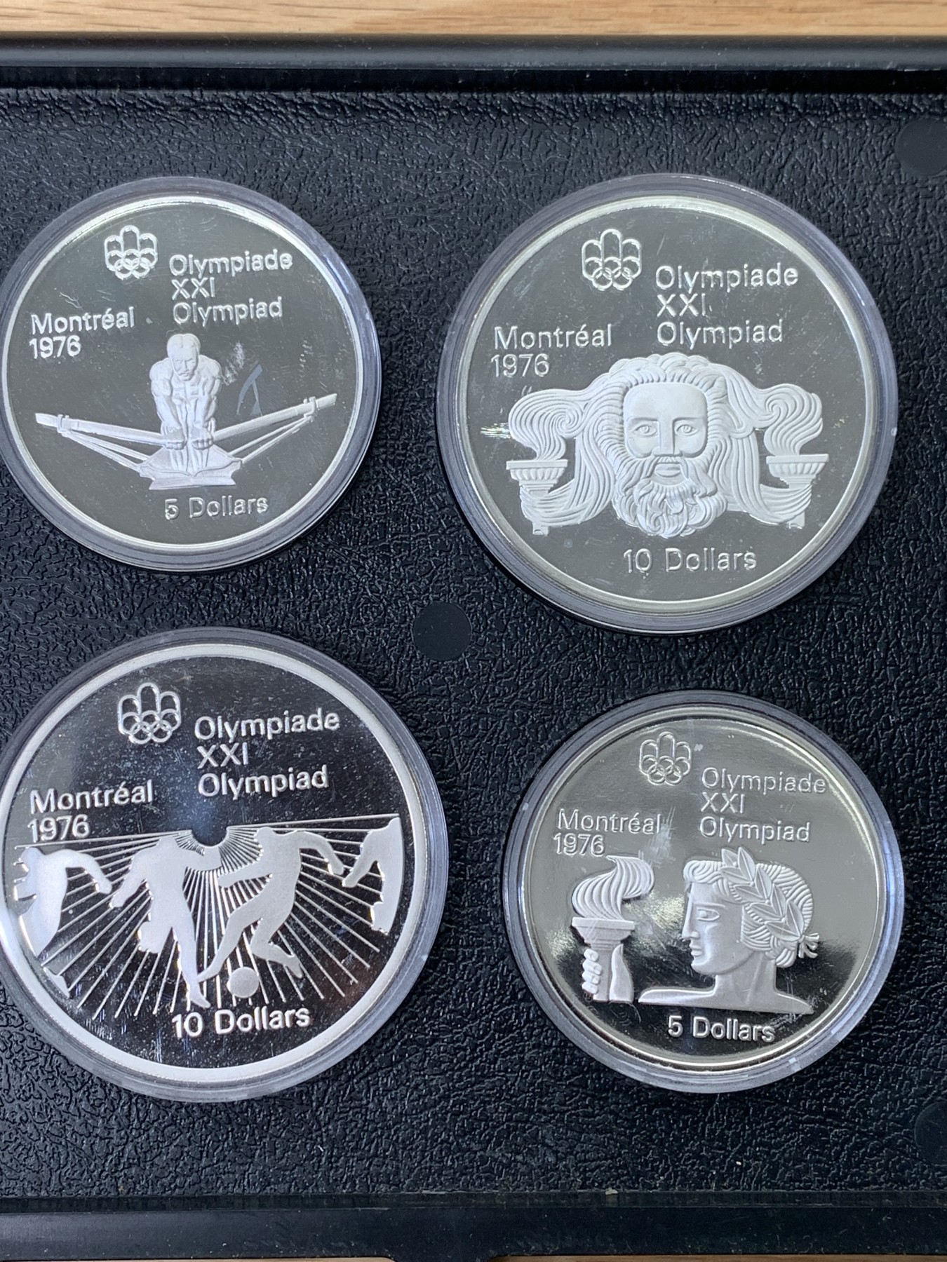 欢迎参加《竞宝斋》为国而庆 老张自藏专场 ，定制纪念章相赠 加拿大 1976年 蒙特利尔奥运会 精制版28枚大全套带原盒证书 24.3克14枚，48.6克14枚1.02公斤 带抽屉木盒 所见唯一