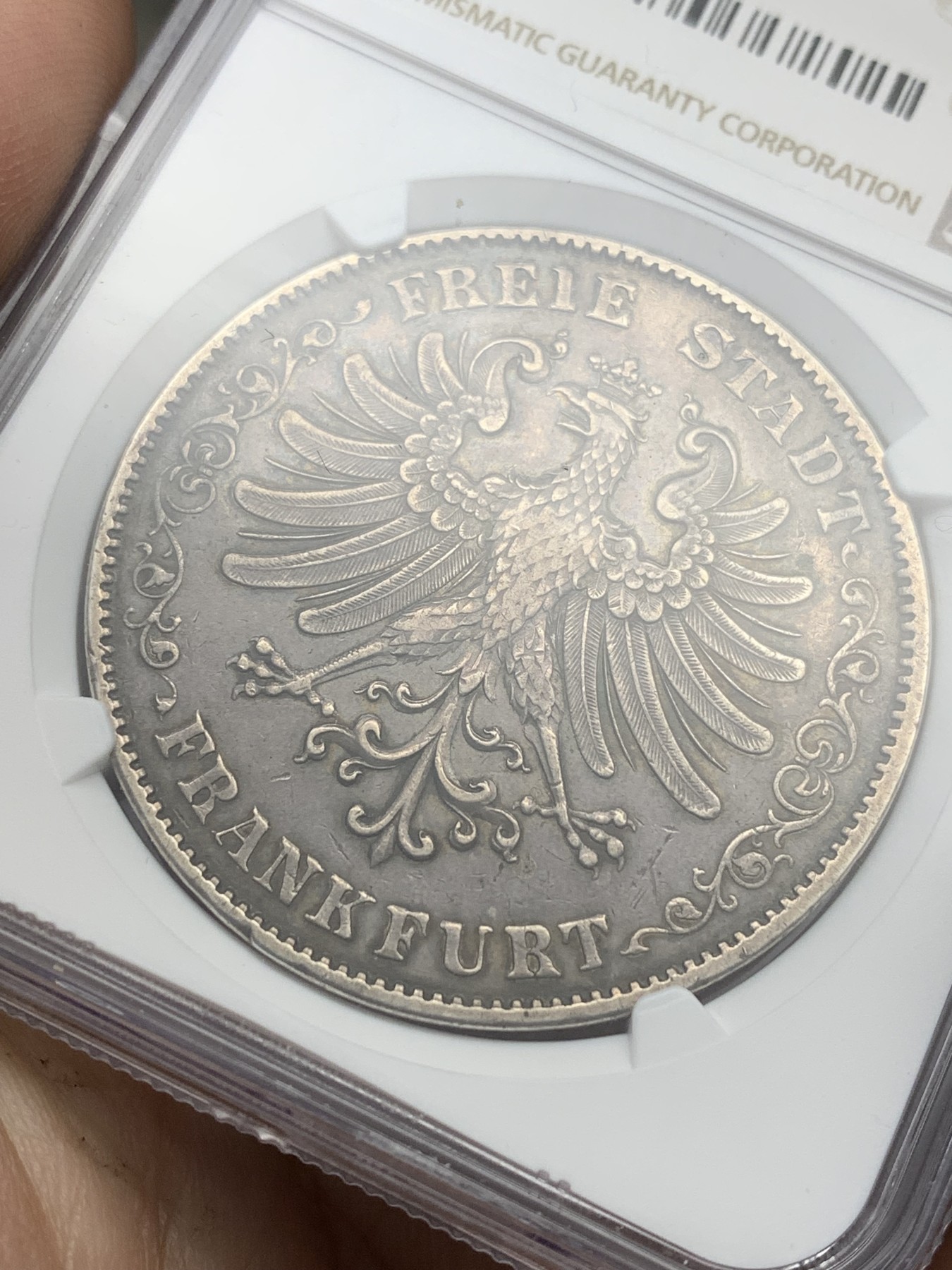 欢迎参加《竞宝斋》为国而庆 老张自藏专场 ，定制纪念章相赠 NGC XF 德国 1846年 法兰克福 烧鸡 2泰勒 37克的超大银币 整体包浆醇厚 带彩 好味道