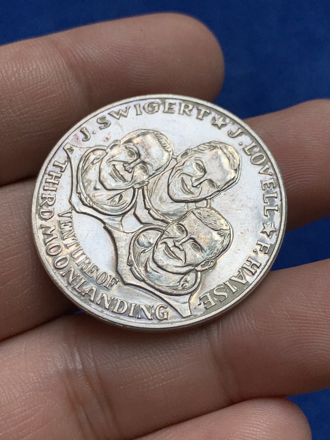 欢迎参加《竞宝斋》为国而庆 老张自藏专场 ，定制纪念章相赠 美国阿波罗第三次登月计划纪念银章 34.1mm 14.9克 999银