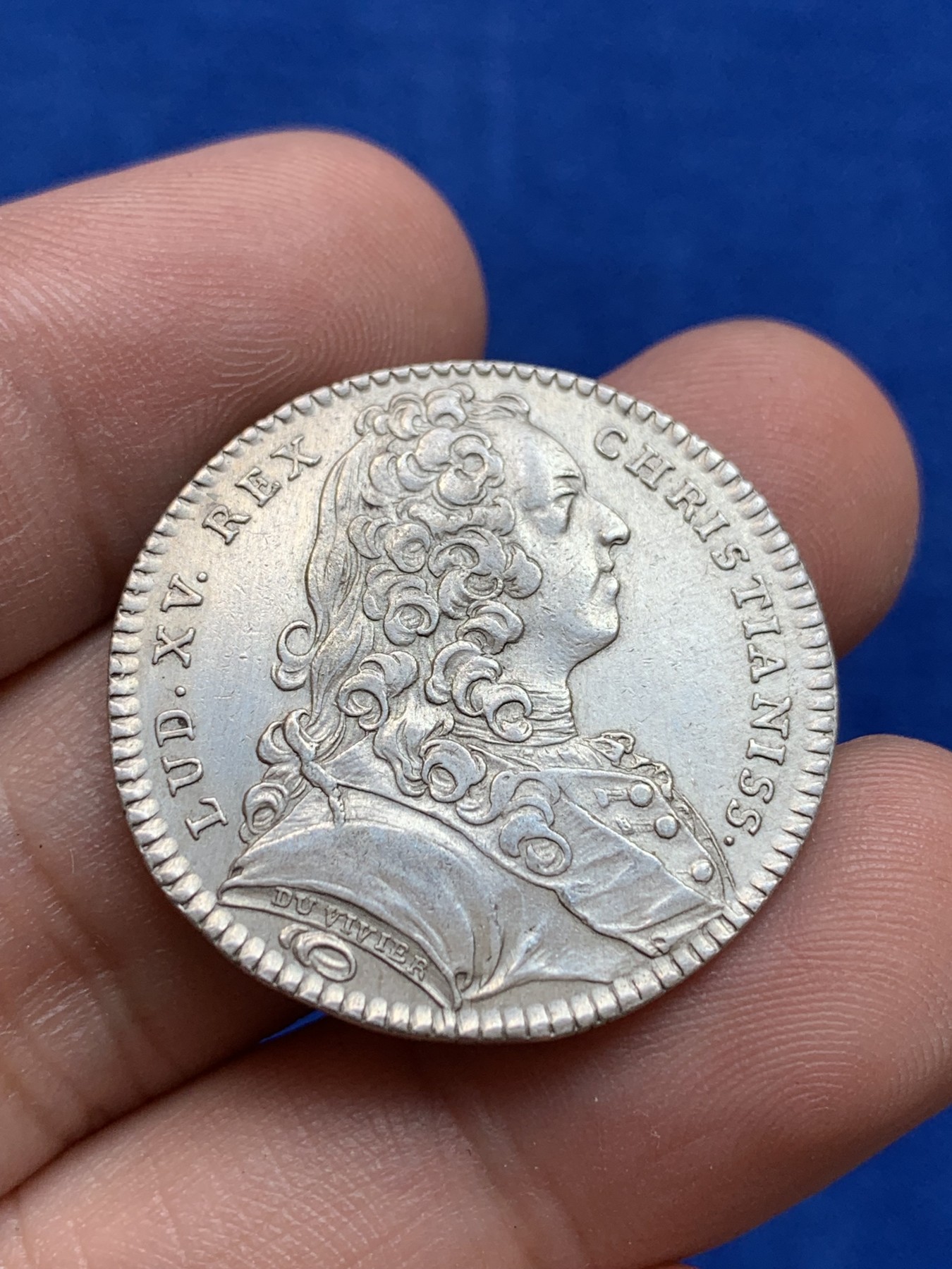 欢迎参加《竞宝斋》为国而庆 老张自藏专场 ，定制纪念章相赠 法国1736年 路易十五银质代币 7.9克 29.5mm 人像清晰 背面细节丰富