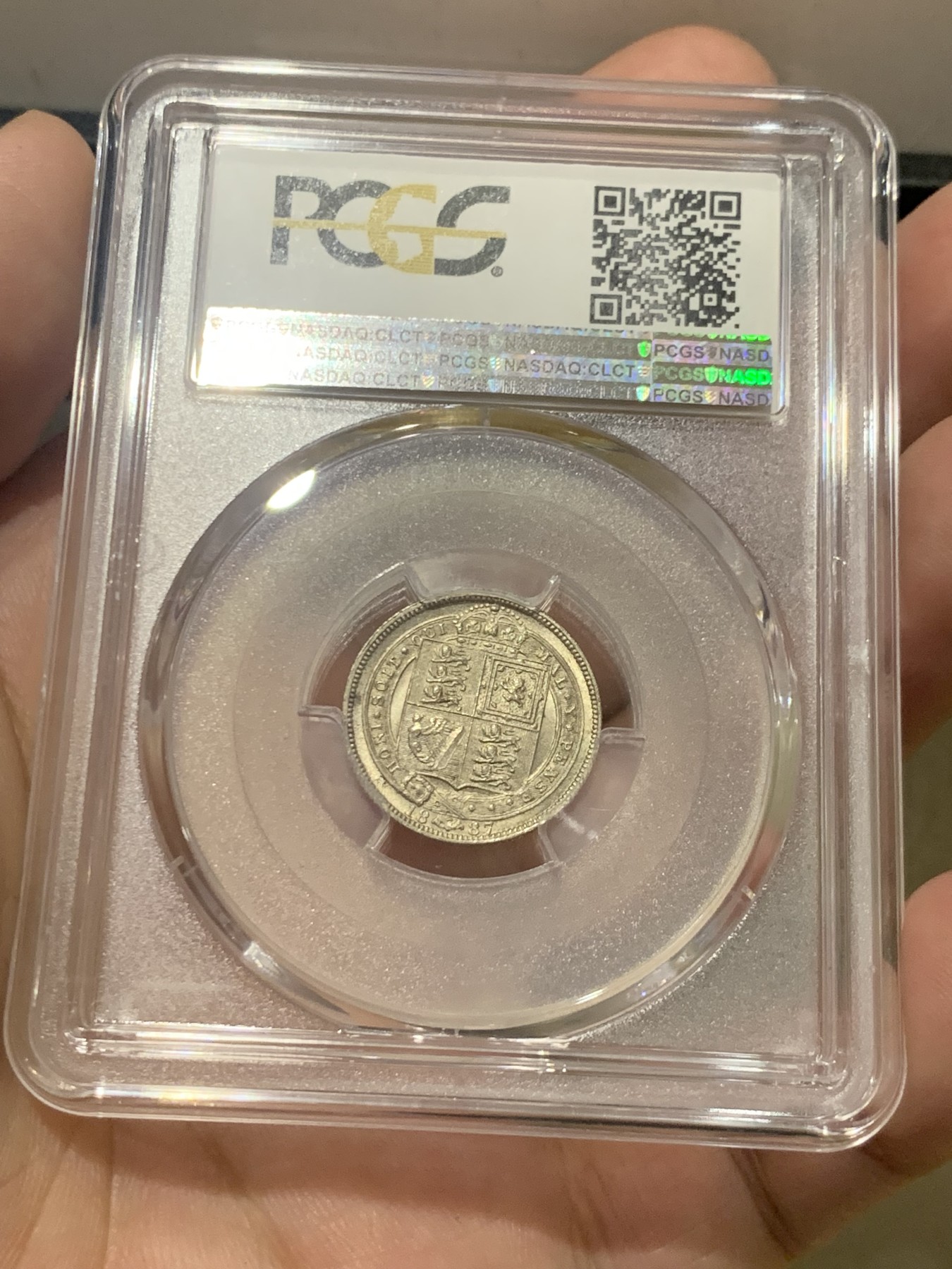 欢迎参加《竞宝斋》为国而庆 老张自藏专场 ，定制纪念章相赠 PCGS MS64 英国1887年维多利亚高冠版 6便士银币 早期严评 丝绸底板