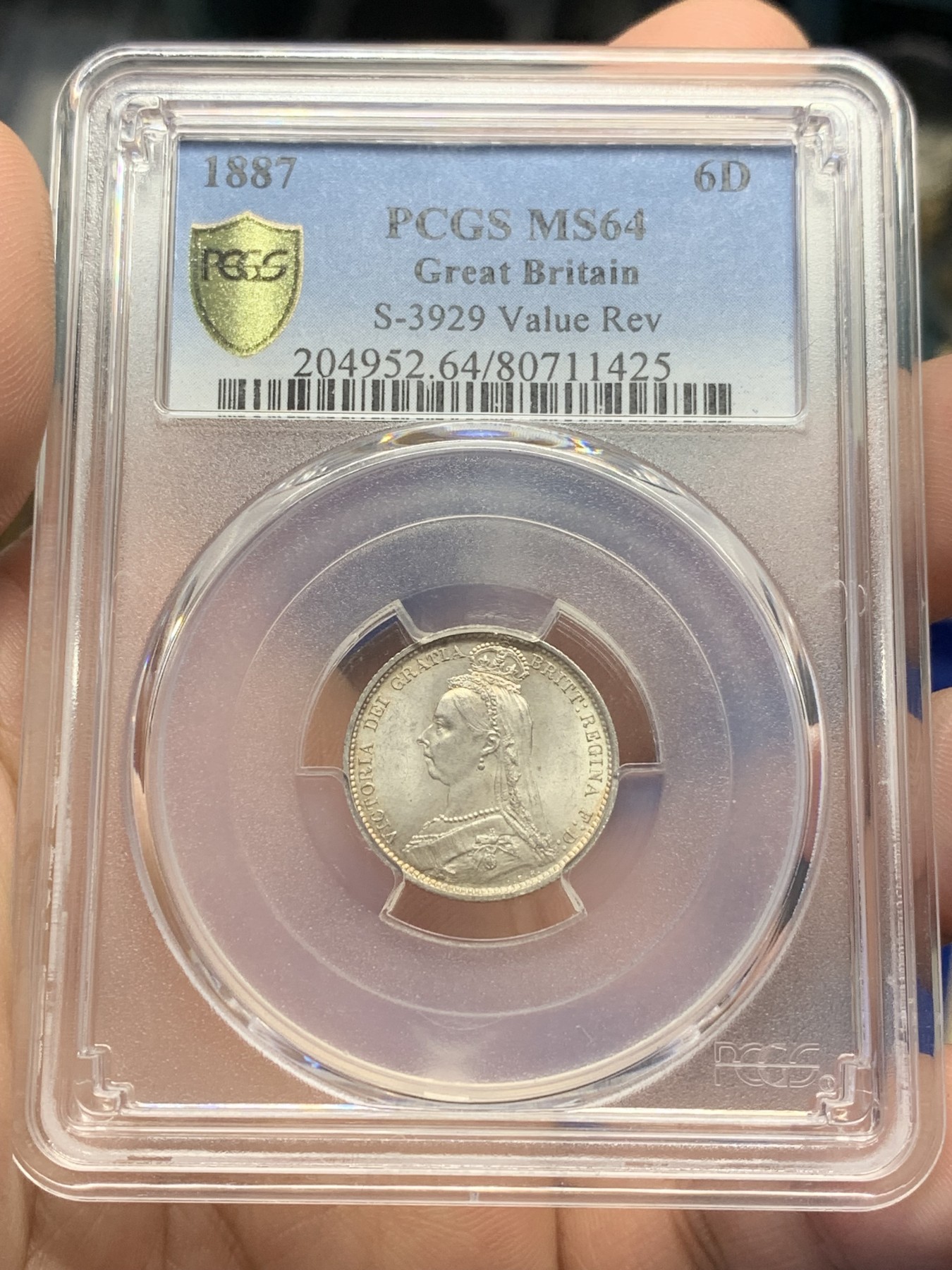 欢迎参加《竞宝斋》为国而庆 老张自藏专场 ，定制纪念章相赠 PCGS MS64 英国1887年维多利亚高冠版 6便士银币 SIX面值版 和上一枚刚好是一对