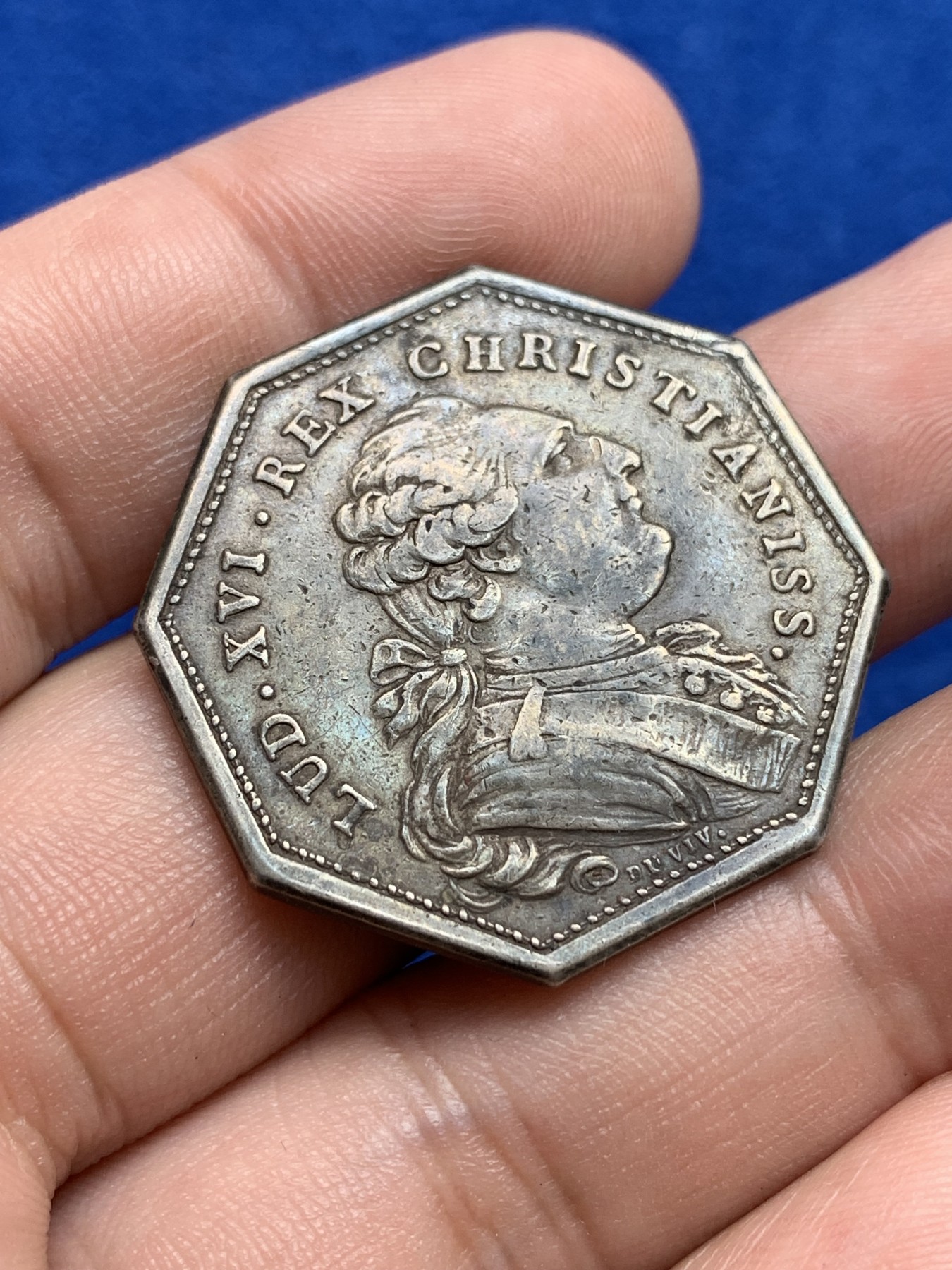 欢迎参加《竞宝斋》为国而庆 老张自藏专场 ，定制纪念章相赠 法国1780年路易十六神职人员和宗教大会银质八角代币 32.1mm 12.7克