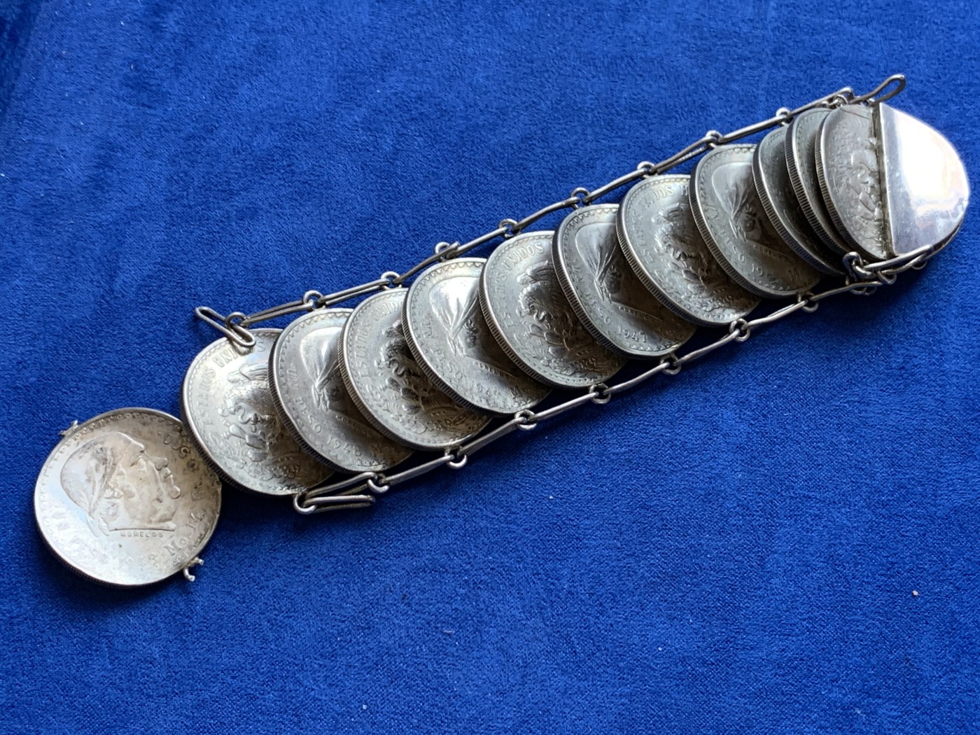 欢迎参加《竞宝斋》为国而庆 老张自藏专场 ，定制纪念章相赠 墨西哥 银币手链一根 重178.6克