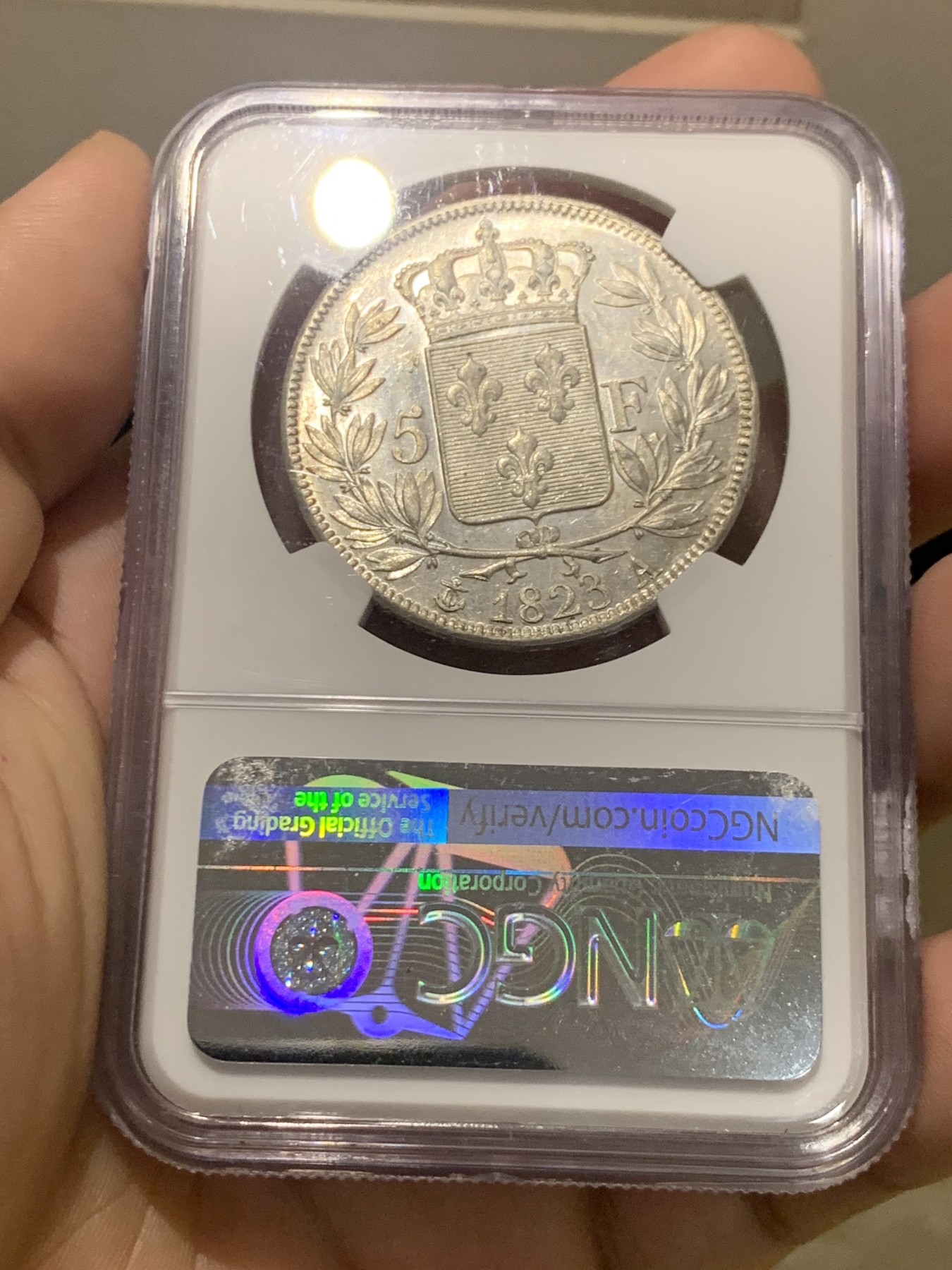 欢迎参加《竞宝斋》为国而庆 老张自藏专场 ，定制纪念章相赠 NGC MS62 法国 1823年 路易十八 5法郎银币 白净靓丽 难得状态