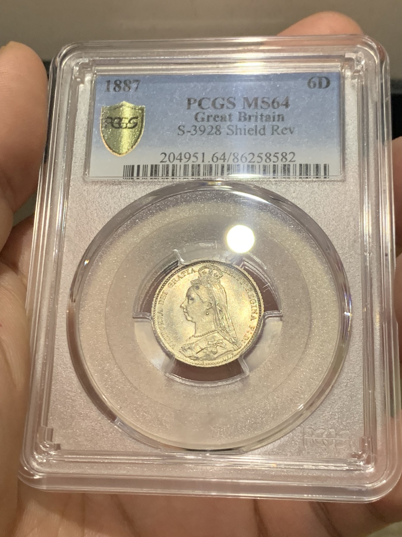 欢迎参加《竞宝斋》为国而庆 老张自藏专场 ，定制纪念章相赠 PCGS MS64 英国1887年维多利亚高冠版 6便士银币 早期严评 丝绸底板