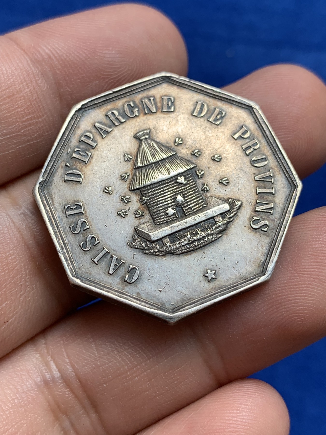欢迎参加《竞宝斋》为国而庆 老张自藏专场 ，定制纪念章相赠 法国1860-1879普罗文斯银质八角代币 原味包浆 细节漂亮 少见品种 蜜蜂边铭 银标 31.4mm 12克
