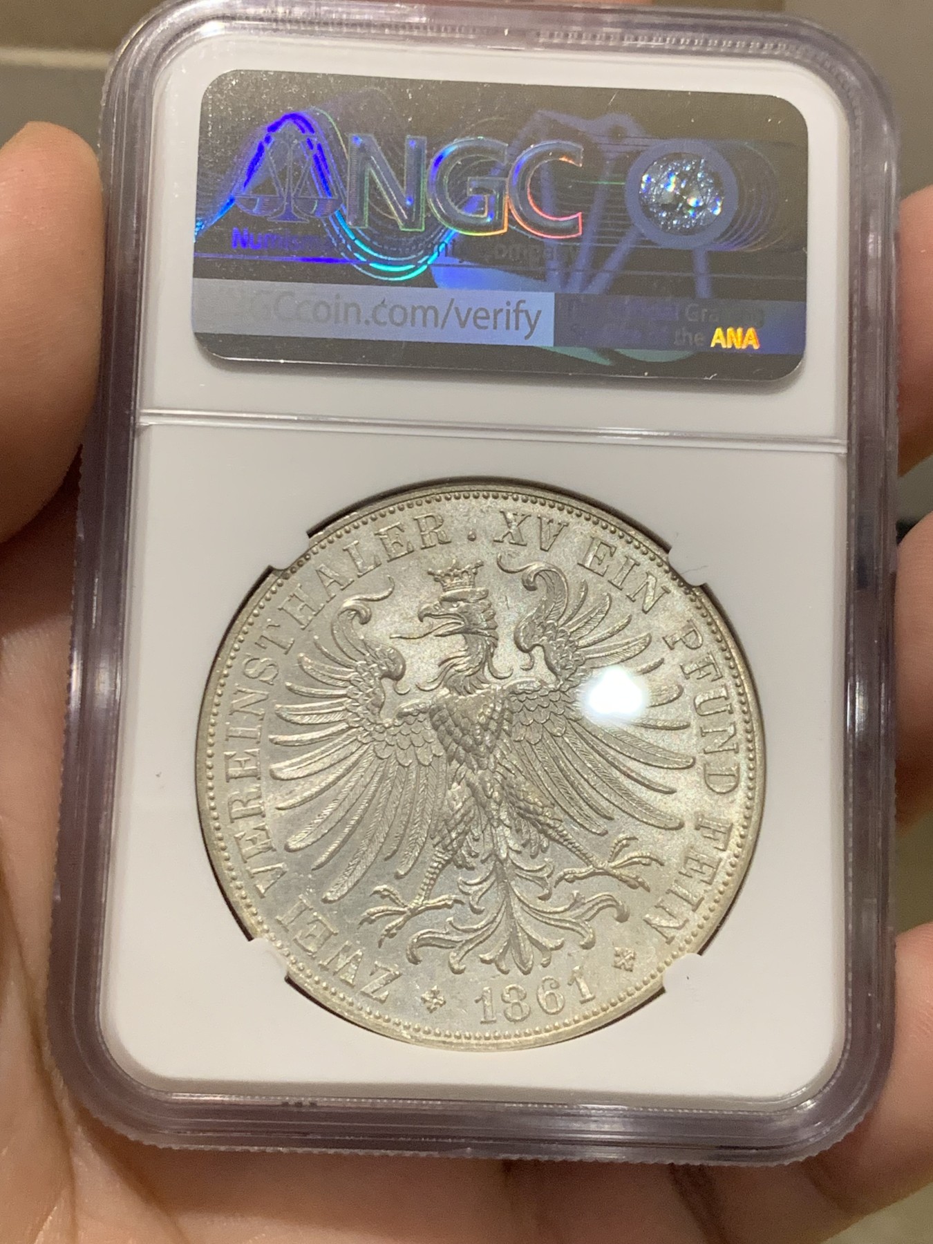 欢迎参加《竞宝斋》为国而庆 老张自藏专场 ，定制纪念章相赠 NGC AU58 德国 法兰克福 1861年  少女 2泰勒银币 转光 干净的底板 状态好 实物好于分数不少 性价比高