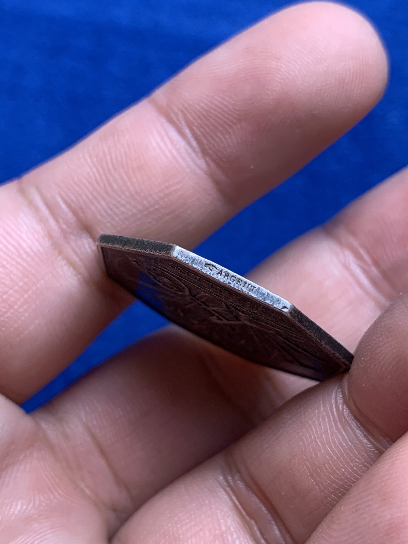 欢迎参加《竞宝斋》为国而庆 老张自藏专场 ，定制纪念章相赠 法国1845-1860农业部银质八角代币 10.7克 29mm 手指边铭 银标 早期品种