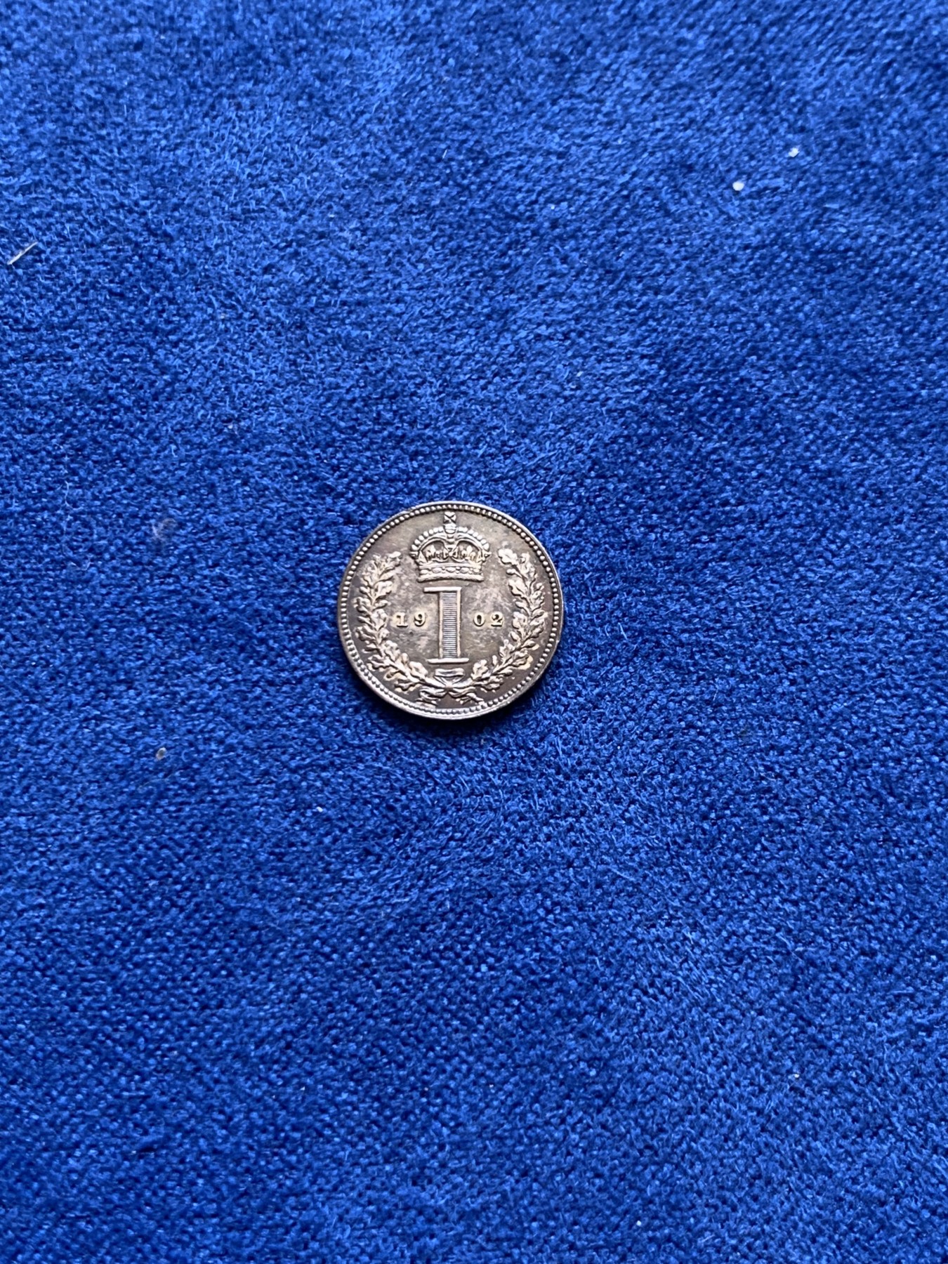 欢迎参加《竞宝斋》为国而庆 老张自藏专场 ，定制纪念章相赠 英国1902年爱七灌足节1便士银币 绚丽五彩包浆 可评级