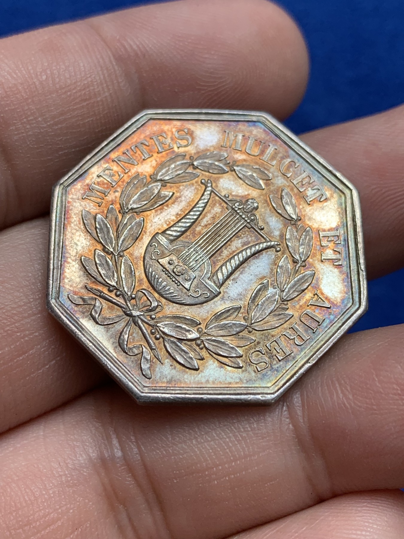 欢迎参加《竞宝斋》为国而庆 老张自藏专场 ，定制纪念章相赠 法国音乐节银质八角代币 少见品种 双面五彩包浆 底板非常好 丰饶角银标