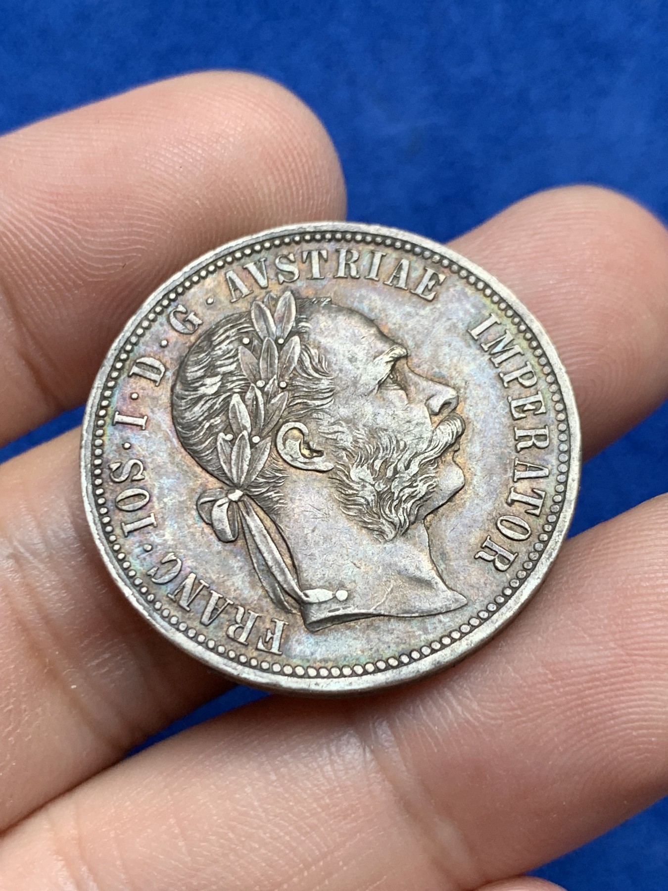 欢迎参加《竞宝斋》为国而庆 老张自藏专场 ，定制纪念章相赠 奥匈帝国1878年1福林双头鹰银币 双面深彩包浆 细节非常不错