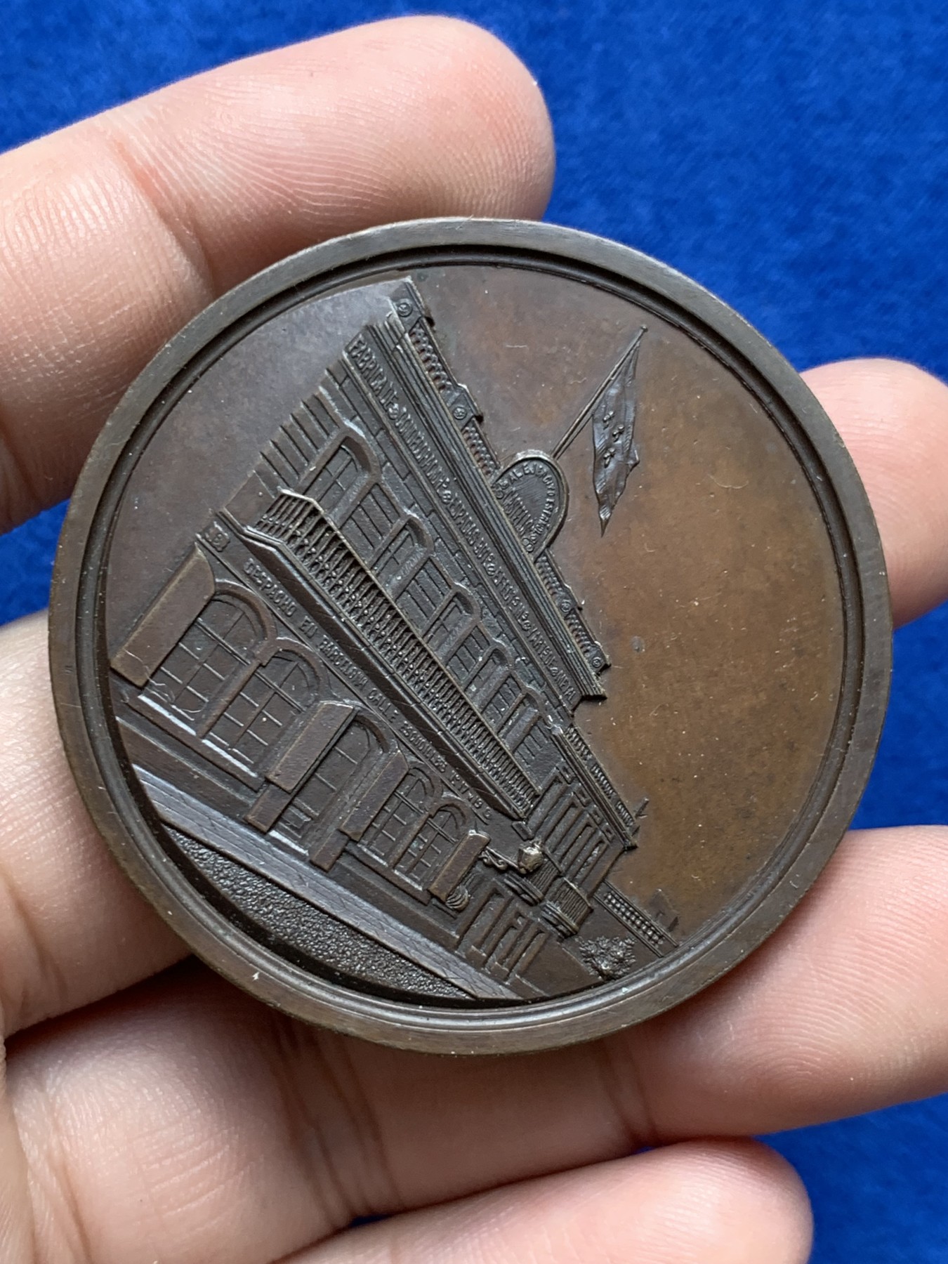 欢迎参加《竞宝斋》为国而庆 老张自藏专场 ，定制纪念章相赠 西班牙 1876年 格拉西亚纪念大铜章 高浮雕工艺 巧克力包浆 厚实手感好 51.6克 46.9mm