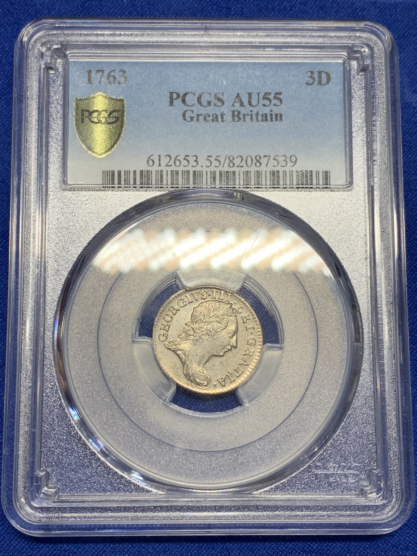 欢迎参加《竞宝斋》为国而庆 老张自藏专场 ，定制纪念章相赠 PCGS AU55 英国 1763年 乔治三世 3便士银币 独立年份 细节极好 完全超越55分的状态