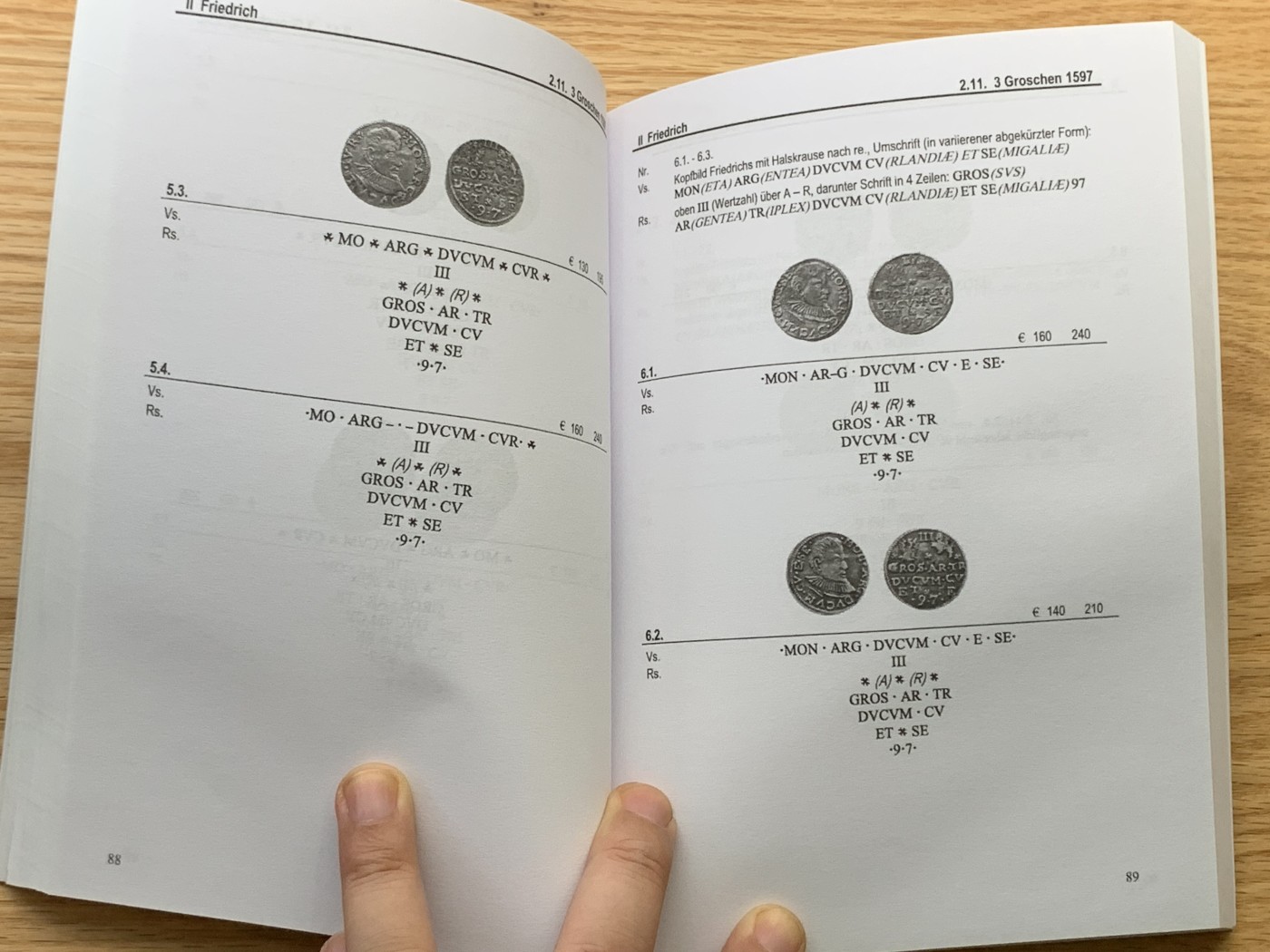 欢迎参加《竞宝斋》为国而庆 老张自藏专场 ，定制纪念章相赠 非原版 库兰公国钱币目录 222页0.35公斤 多本随机发