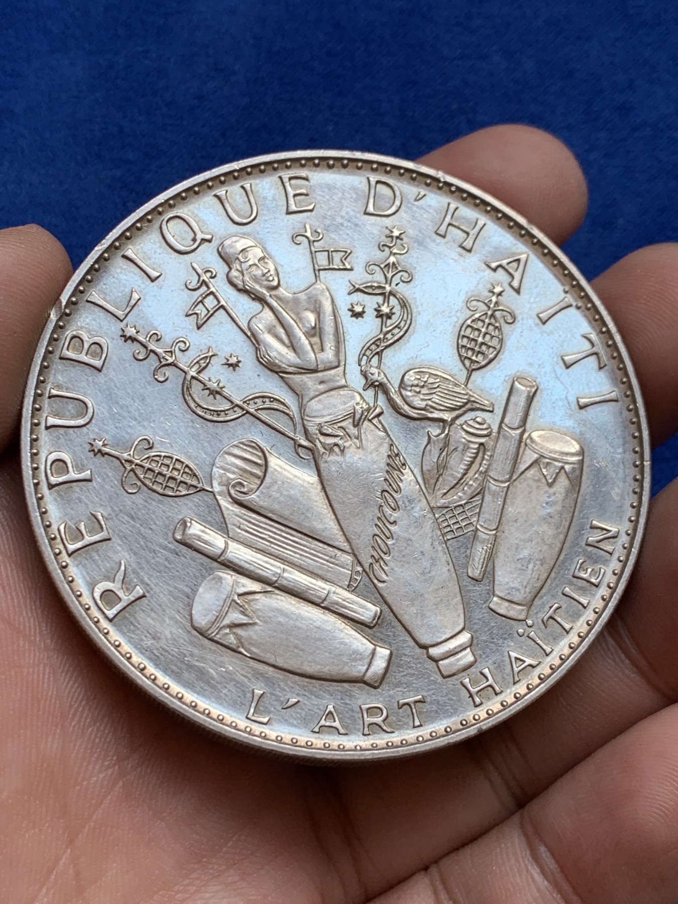 欢迎参加《竞宝斋》为国而庆 老张自藏专场 ，定制纪念章相赠 海地1967年十周年革命纪念25G精制大银币 118克 纯银