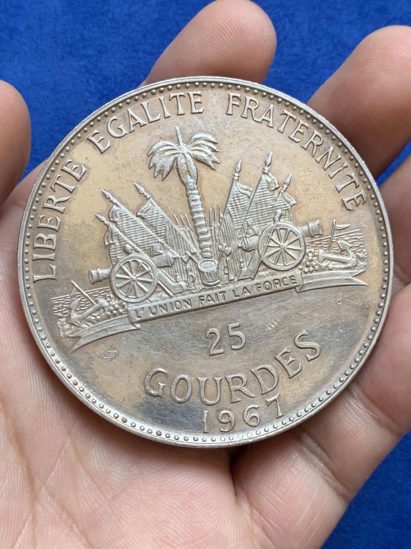 欢迎参加《竞宝斋》为国而庆 老张自藏专场 ，定制纪念章相赠 海地1967年十周年革命纪念25G精制大银币 118克 纯银