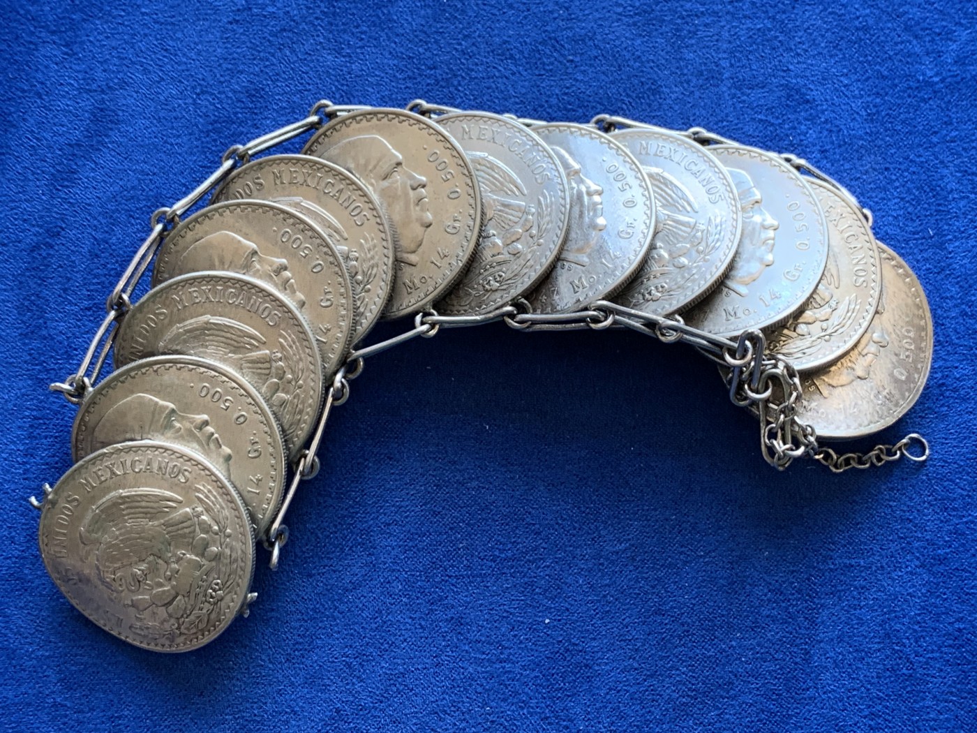 欢迎参加《竞宝斋》为国而庆 老张自藏专场 ，定制纪念章相赠 墨西哥 银币手链一根 重178.6克