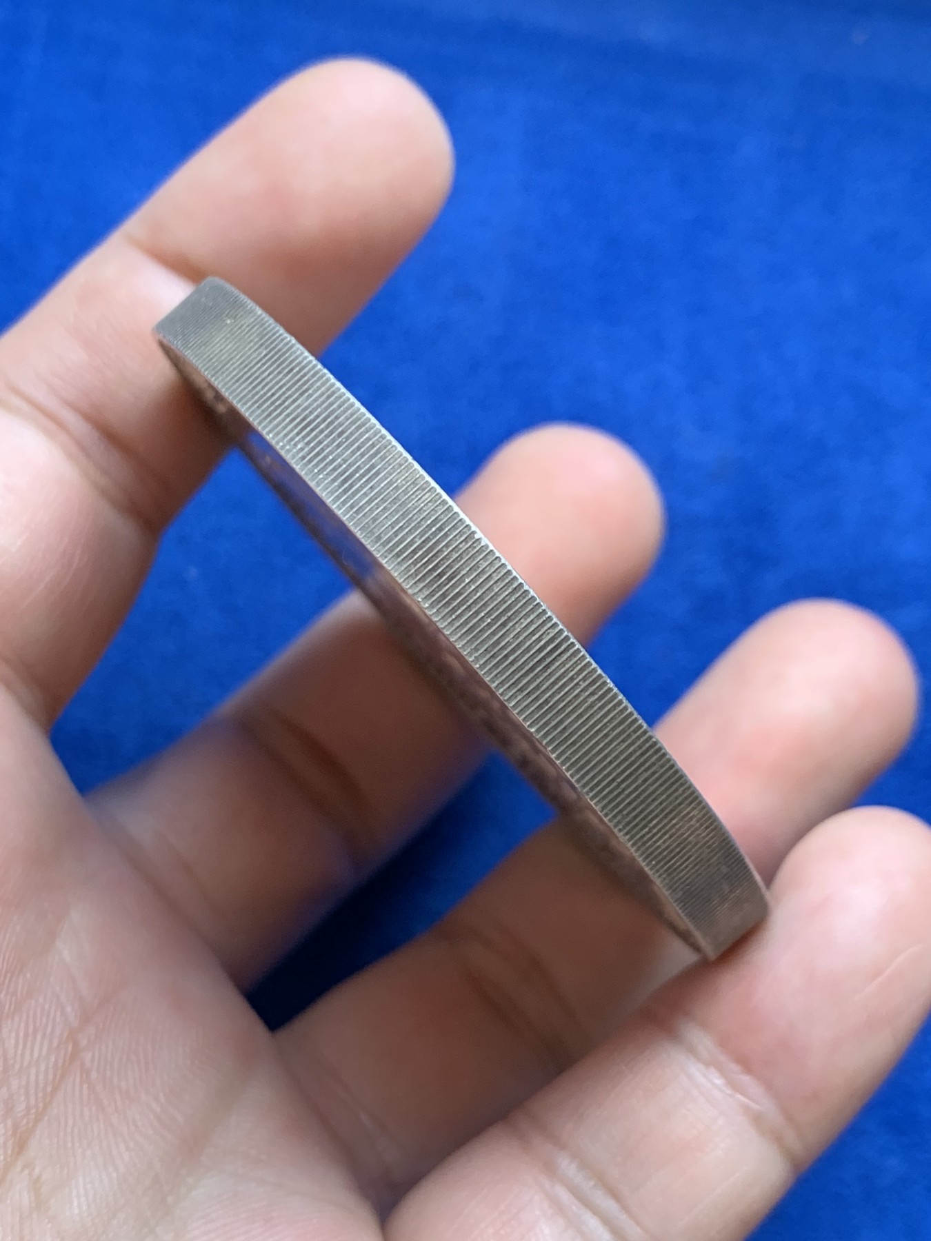 欢迎参加《竞宝斋》为国而庆 老张自藏专场 ，定制纪念章相赠 海地1967年十周年革命纪念25G精制大银币 118克 纯银