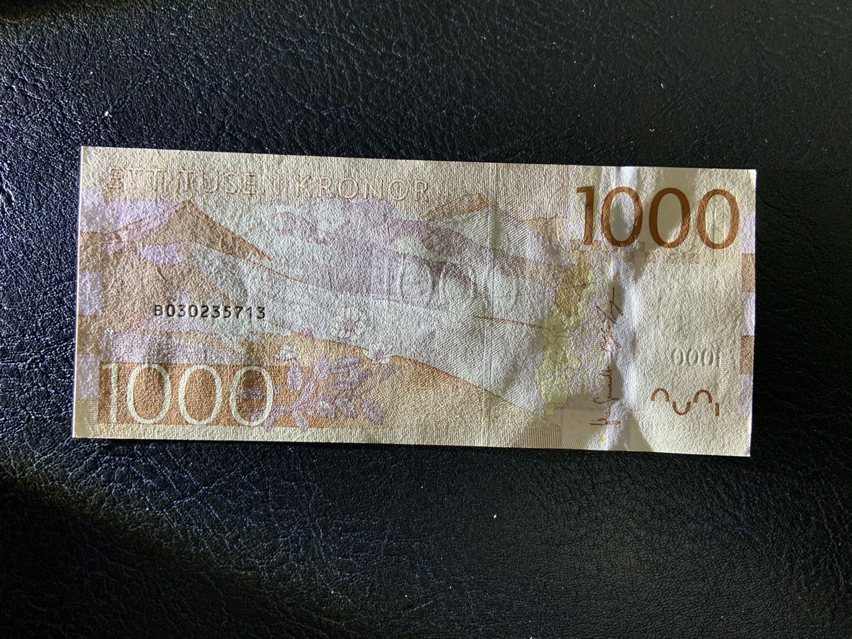 收藏联盟Quantum Auction 第294期拍卖 巴哈马彩背女王珍品  瑞典2015年1000克朗 品相UNC 号码全程无4 瑞典前外长 第二任联合国秘书长达格·哈马舍尔德