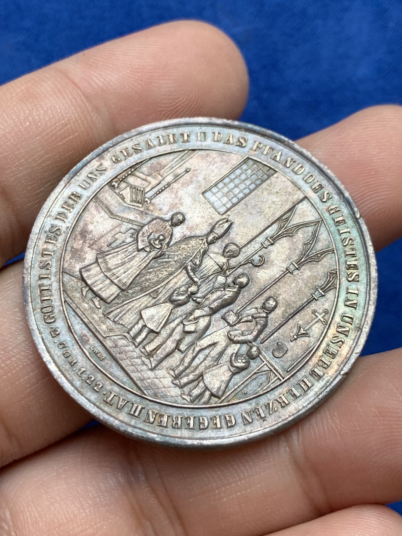 欢迎参加《竞宝斋》为国而庆 老张自藏专场 ，定制纪念章相赠 梵蒂冈 教皇银章 细节丰富 人物状态自然 包浆也漂亮 19克 40.2mm